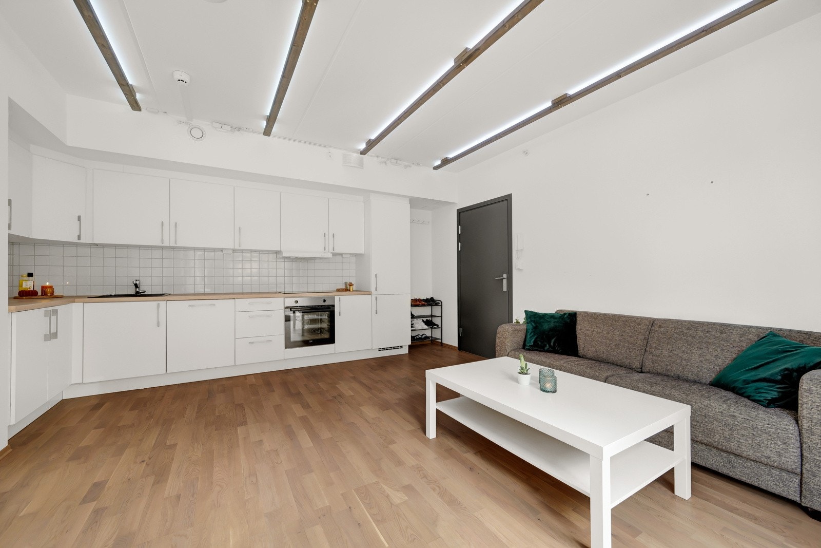 Romslig stue med fine detaljer og pen 3-stavs parkett på gulv Galleribilde