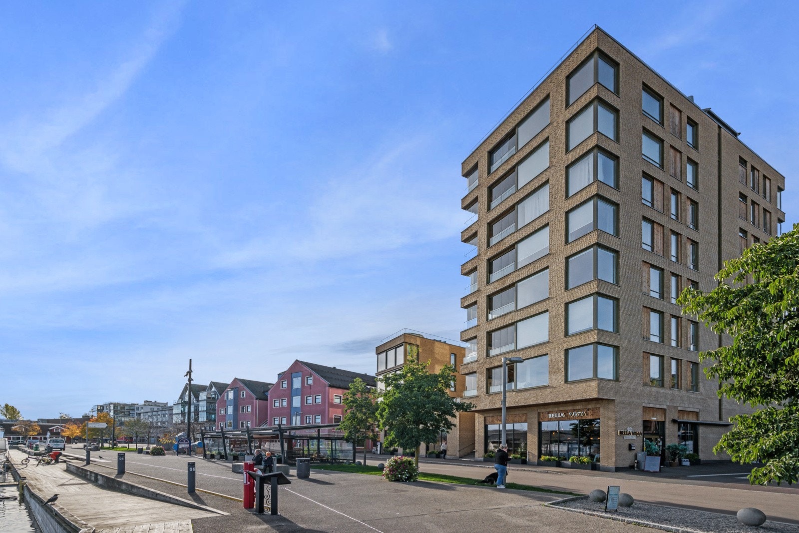 Leiligheten ligger praktisk til midt i sentrum med direkte utgang til fellesområdet med sjøutsikt Galleribilde