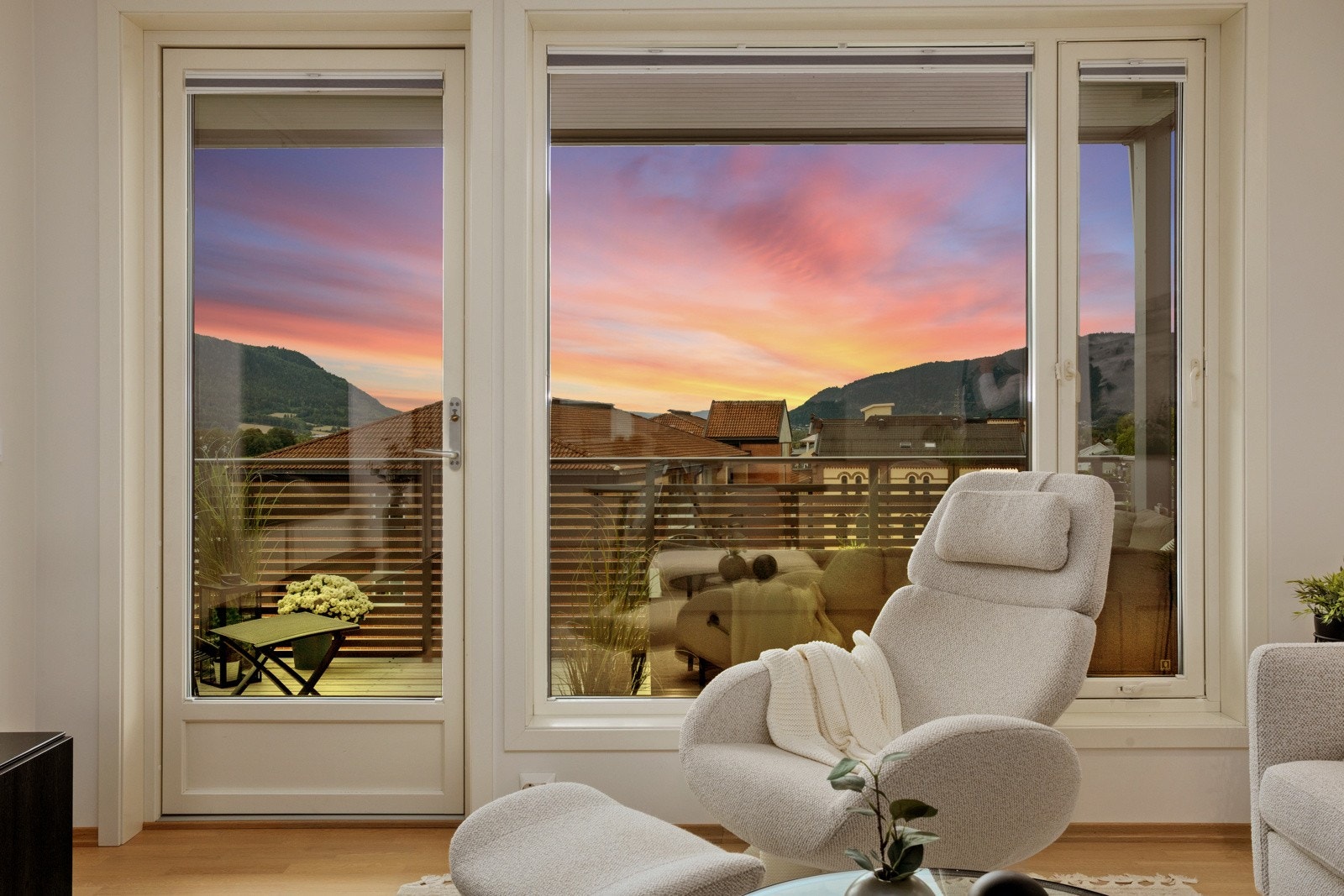 Flott og vidstrakt utsikt med elveglimt fra stuen. Galleribilde