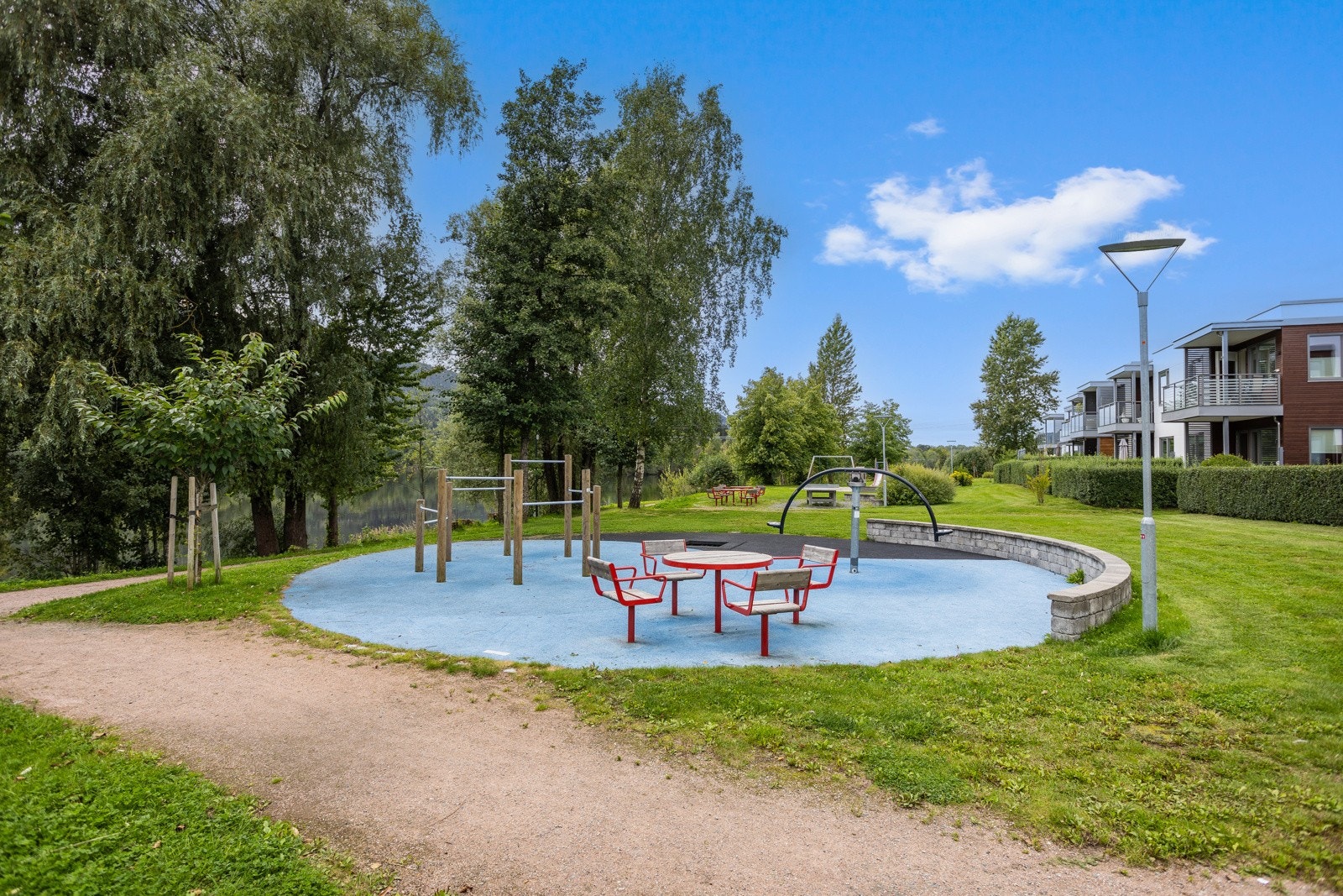 Frodige fellesarealer pent opparbeidet med beplantning og lekeplasser helt ned til vannet. Galleribilde