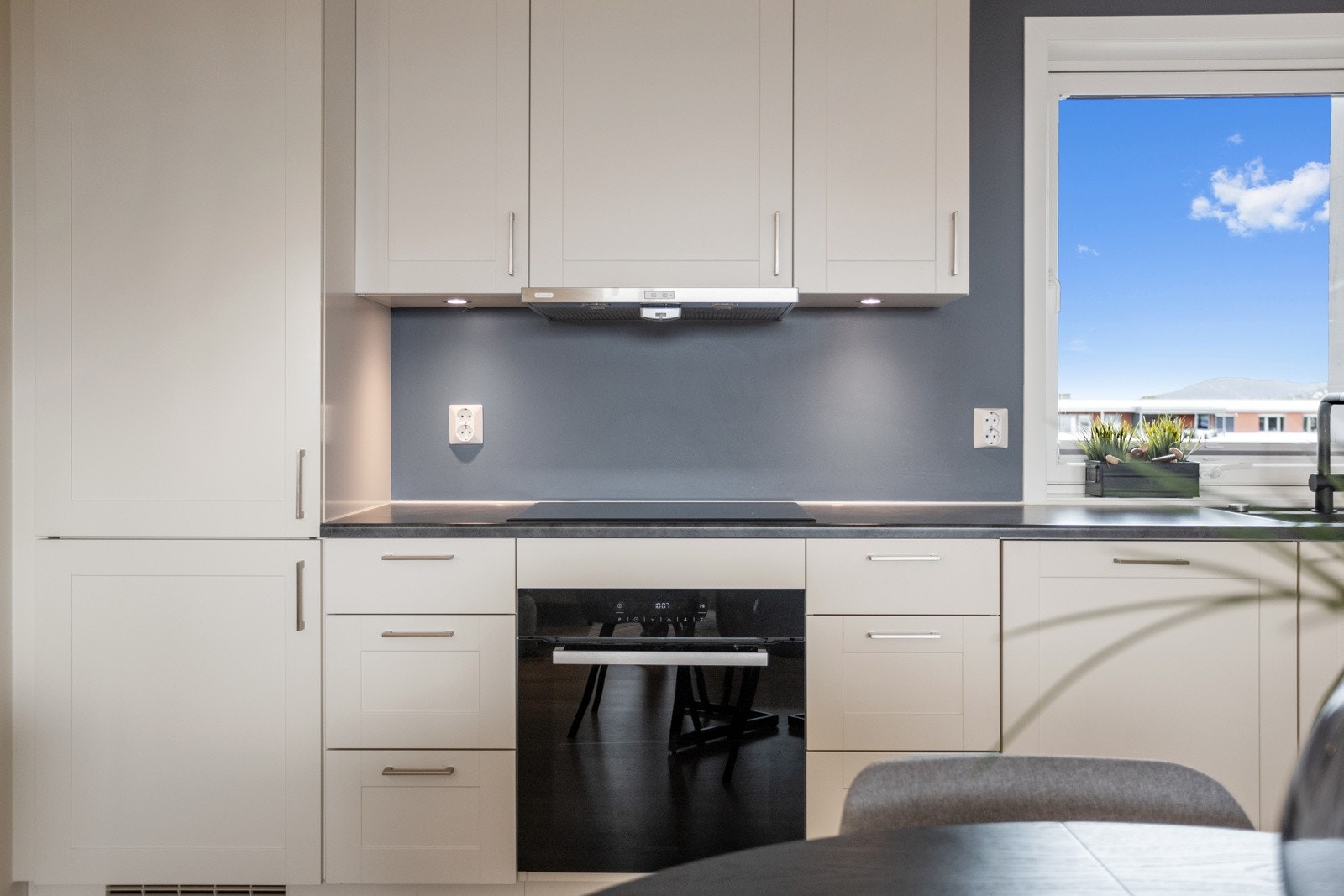 Hyggelig vinduspost på kjøkkenet hvor morgensolen titter inn. Galleribilde