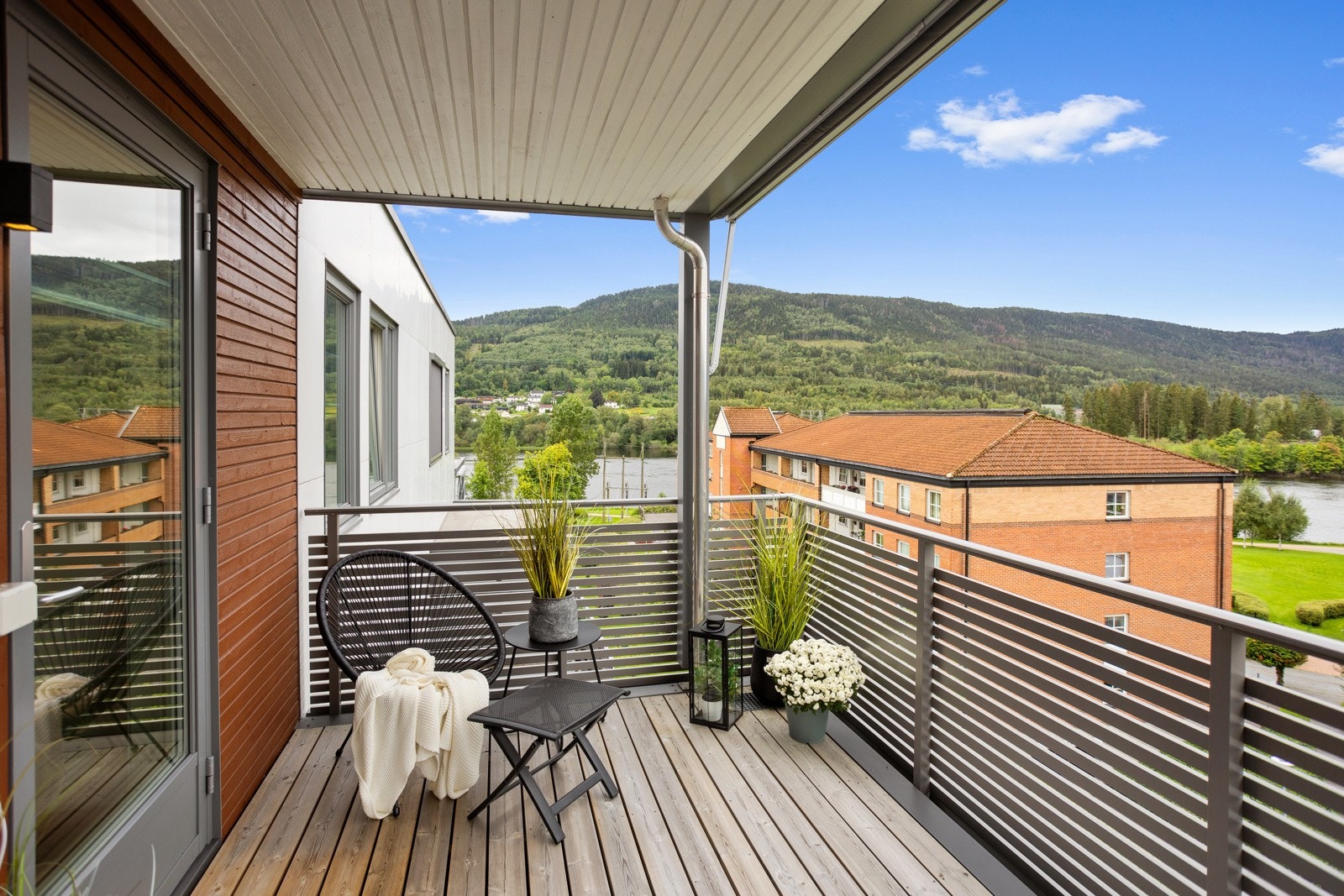 Stor, vestvendt balkong på omlag 12 kvm med elektrisk markise som strekker seg helt ned til rekkverket. Galleribilde