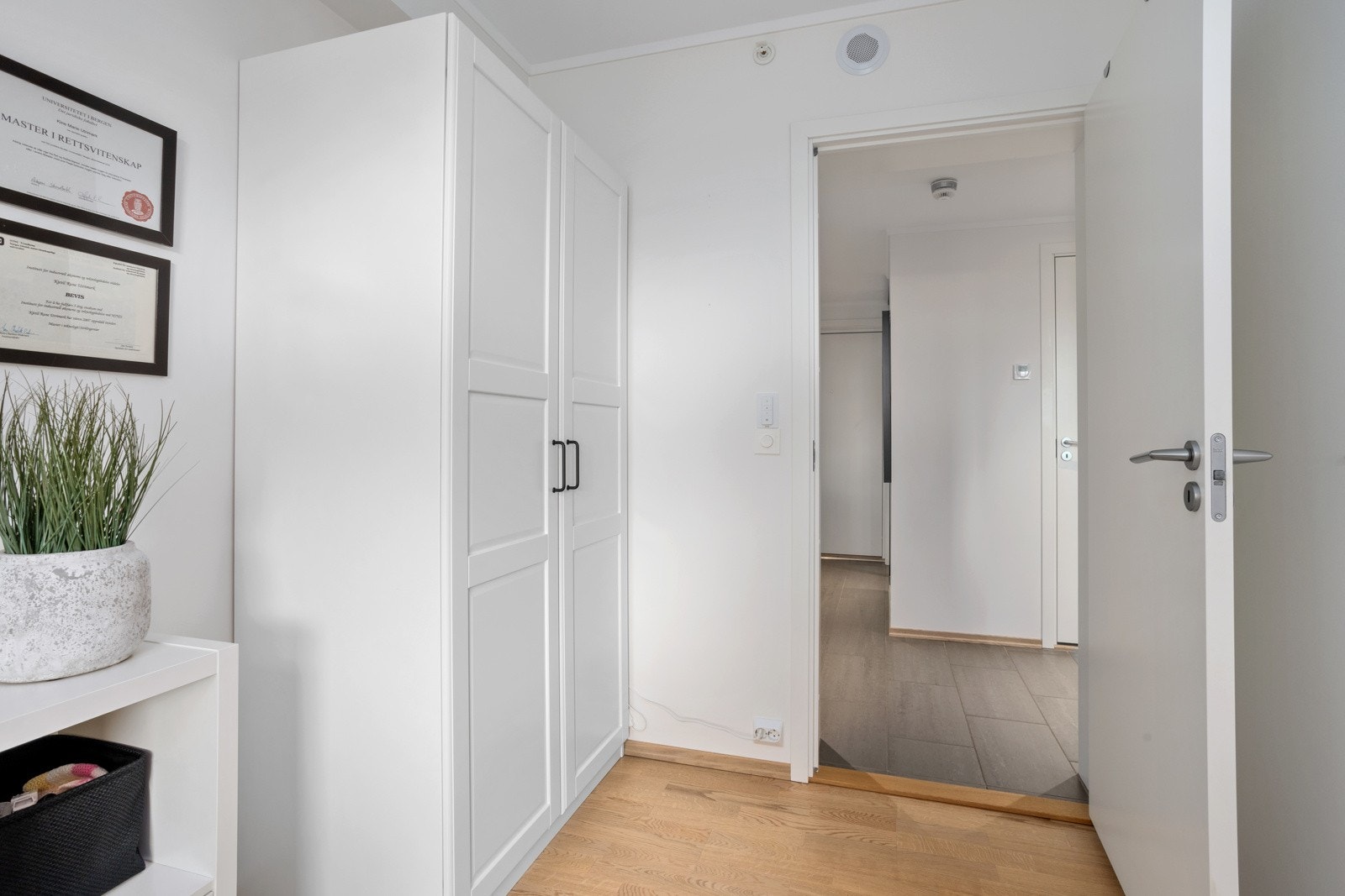 Praktisk garderobe på gjesterommet. Galleribilde