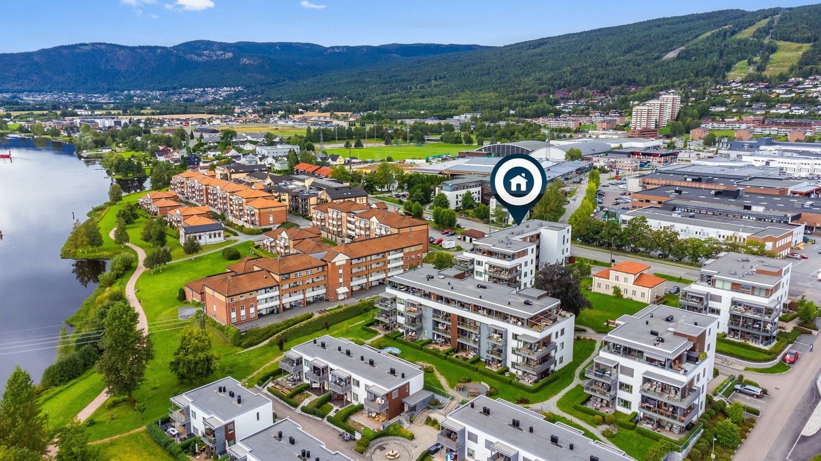 Flotte aktivitets- og fritidstilbud i umiddelbar nærhet, bl.a. treningssenter, tennis, fotball, håndball og padel bane. Ytterligere flotte turmuligheter i marka og ski/sykkelanlegg. Galleribilde