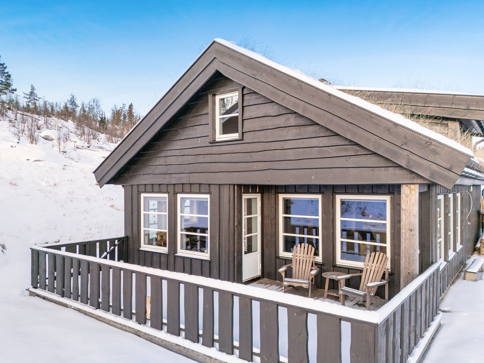 Hytta har et fint uteområde med en terrasse som kan nytes året rundt! Galleribilde