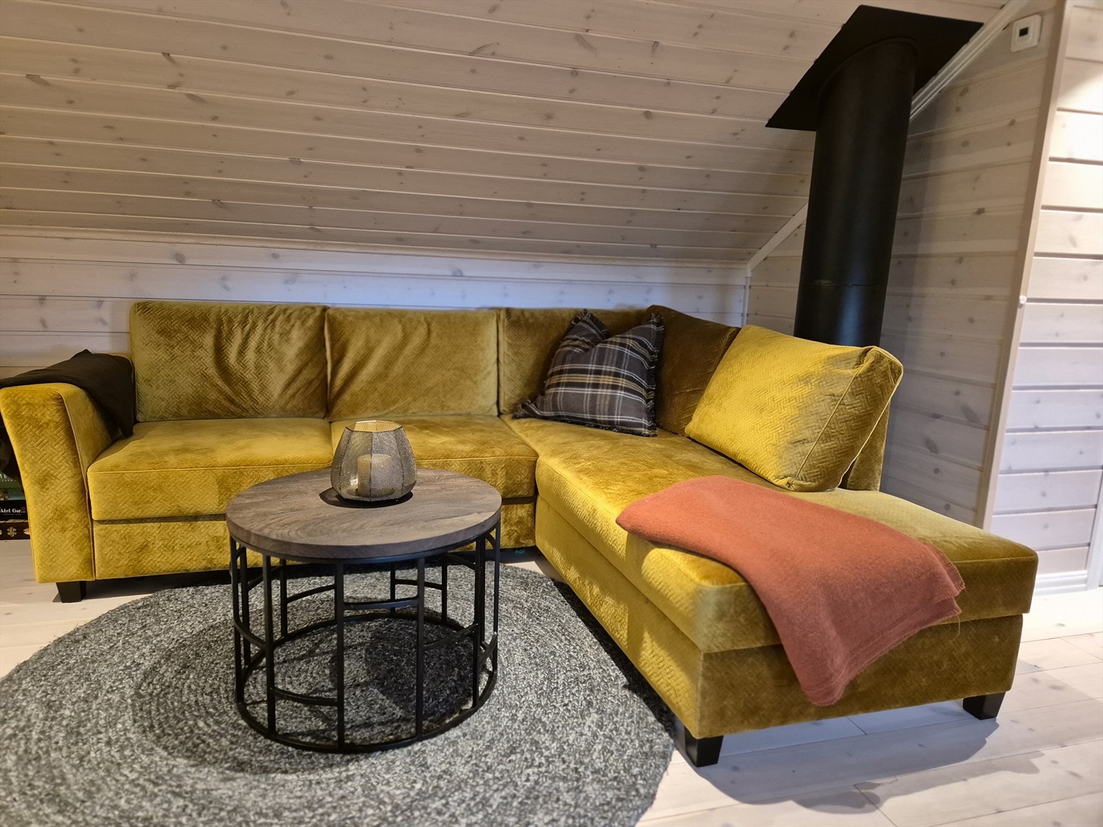 Loftsetasjen har en ekstra stue som er super når man er mange på hytta. Galleribilde