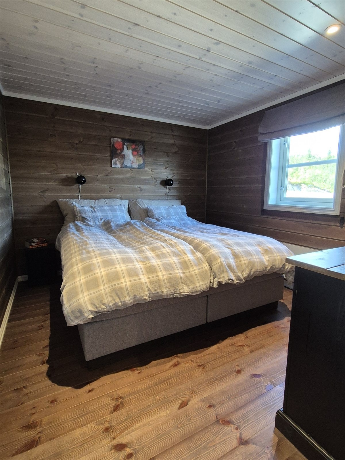 Hovedsoverom. Hytta har fire soverom, to i hver etasje. Galleribilde