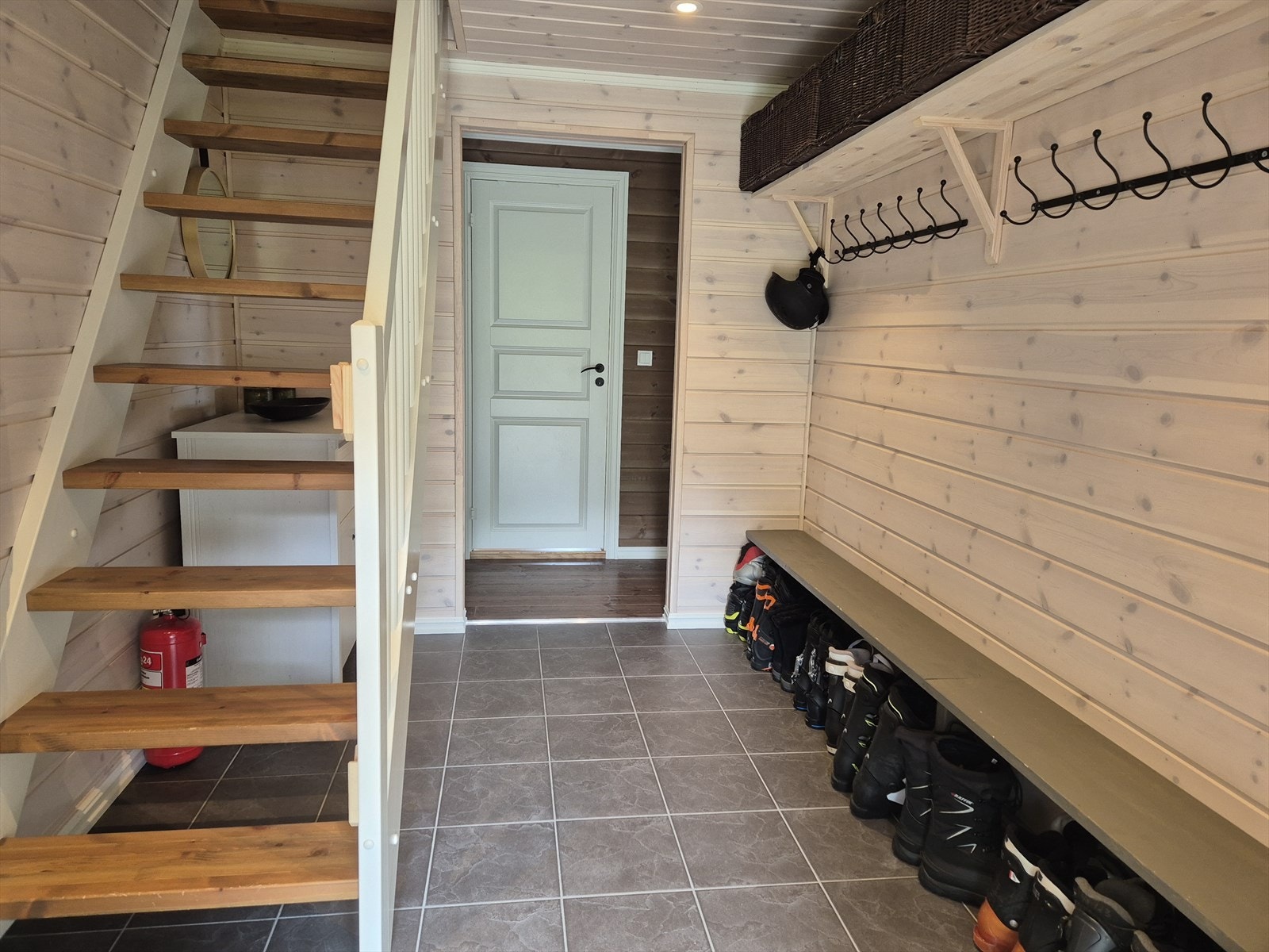 Romslig entré/gang med god plass til yttertøyet. Det er også mulighet for garderobeløsning. Galleribilde