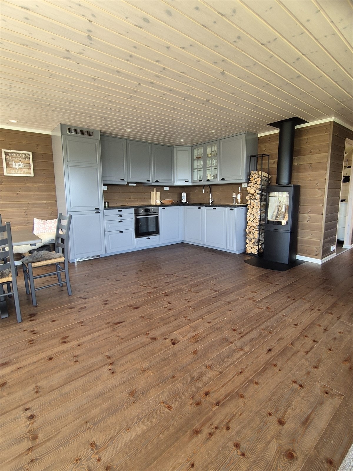 Delikat kjøkken i en tidsriktig farge med integrerte hvitevarer. Galleribilde