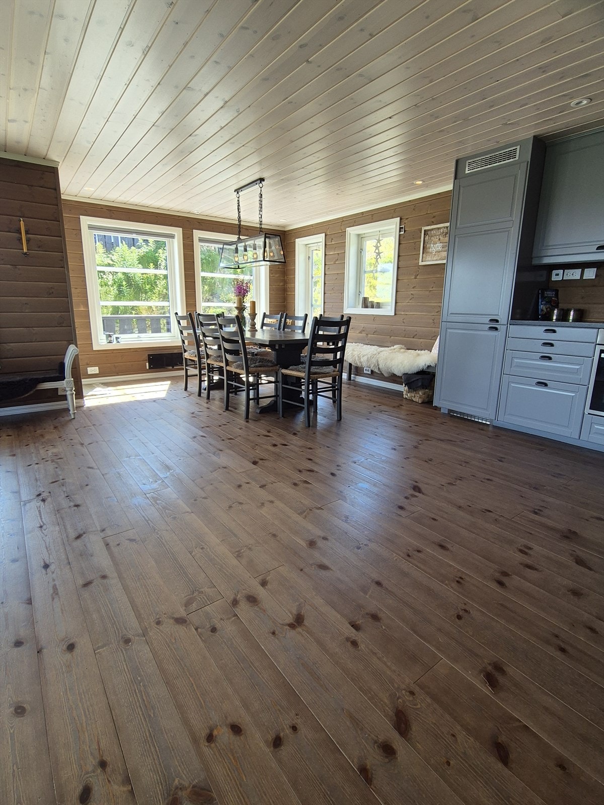 Det er god plass til en stor spisegruppe for å samle familie og gode venner. Galleribilde