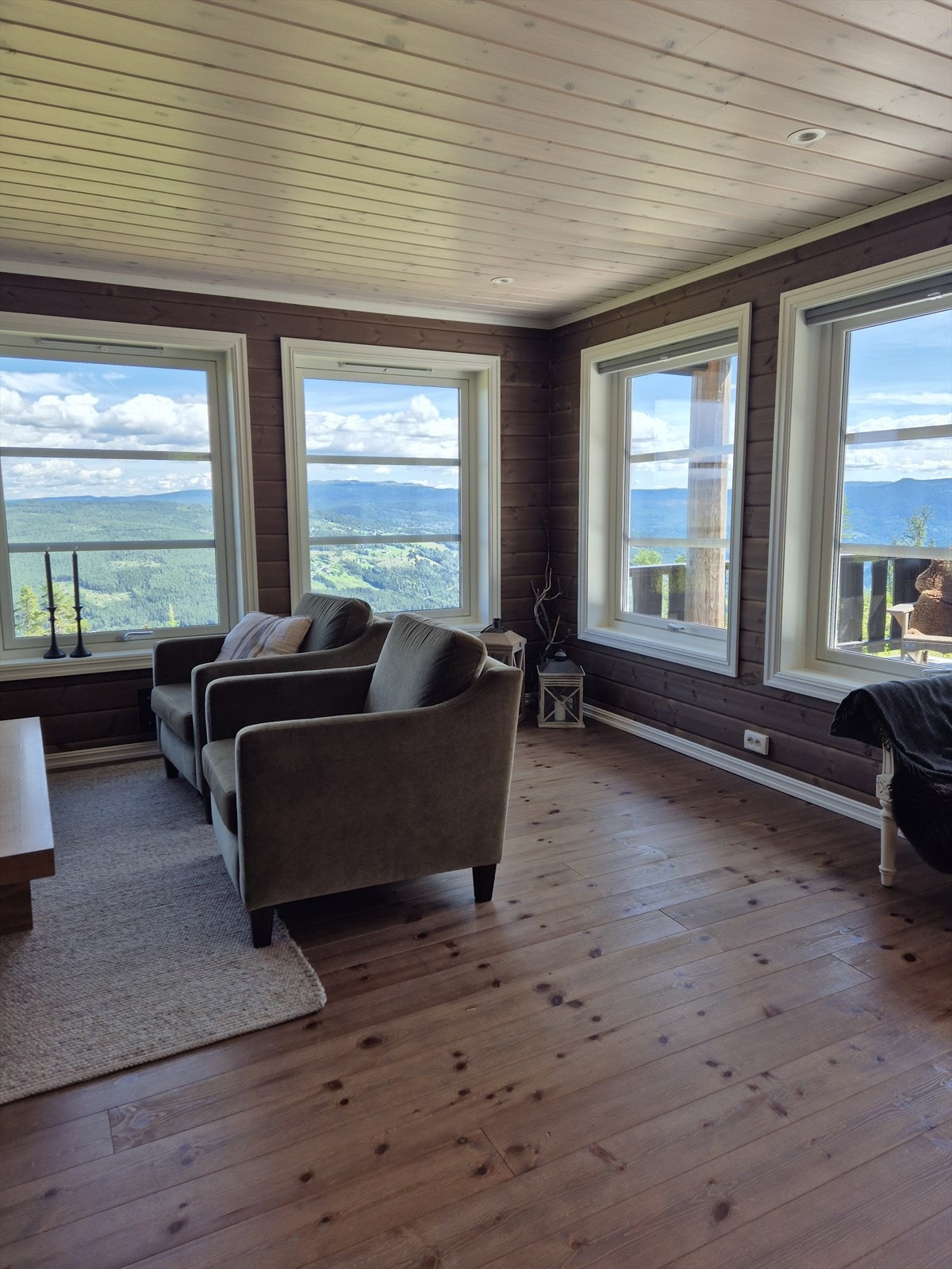 Stuen har vinduer som slipper inn godt med lys og flott utsikt! Galleribilde