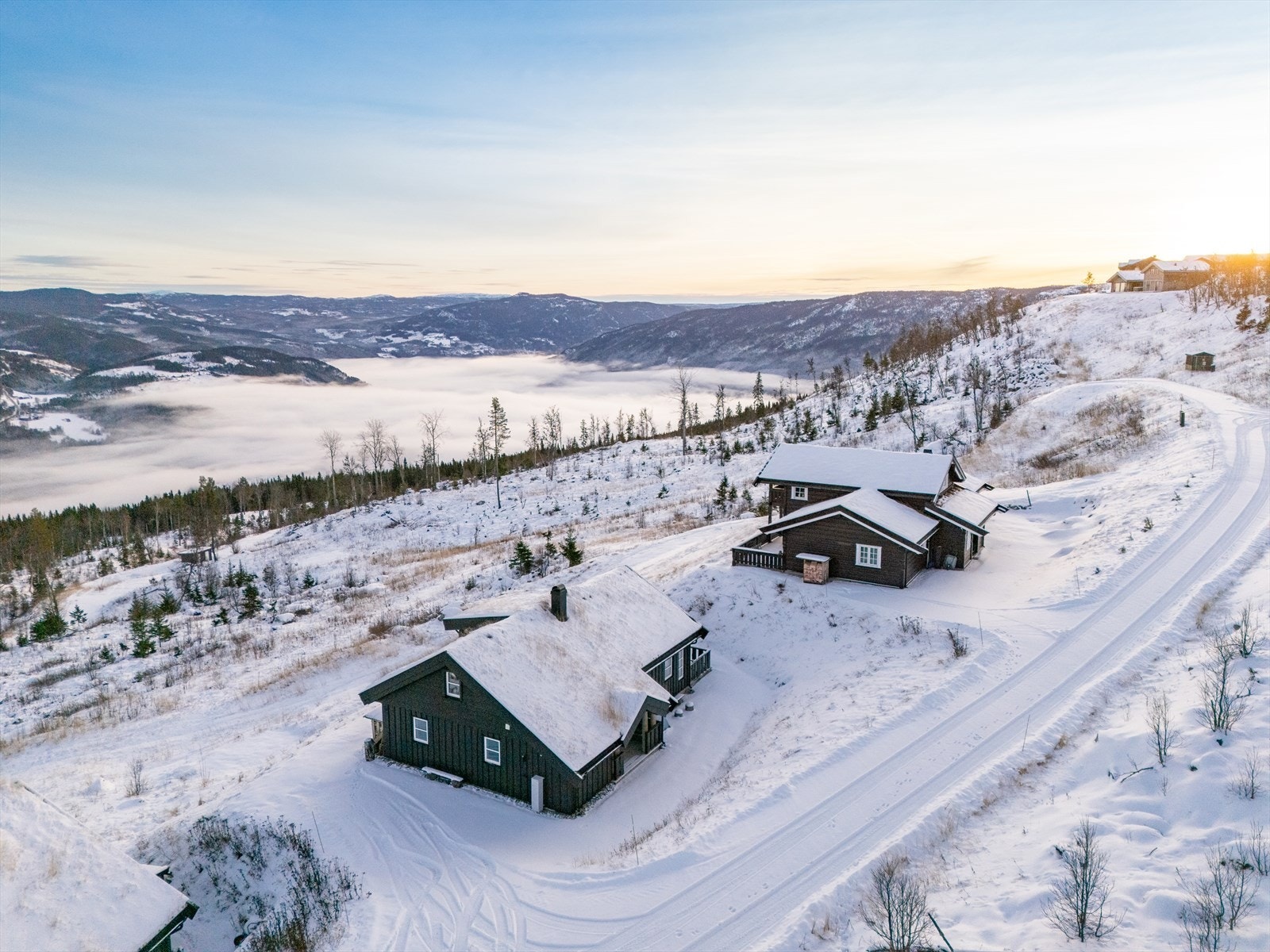 Hytta er beliggende på toppen av Gol Skisenter med ski inn/ut på alpint og like ved langrennsløyper. Galleribilde