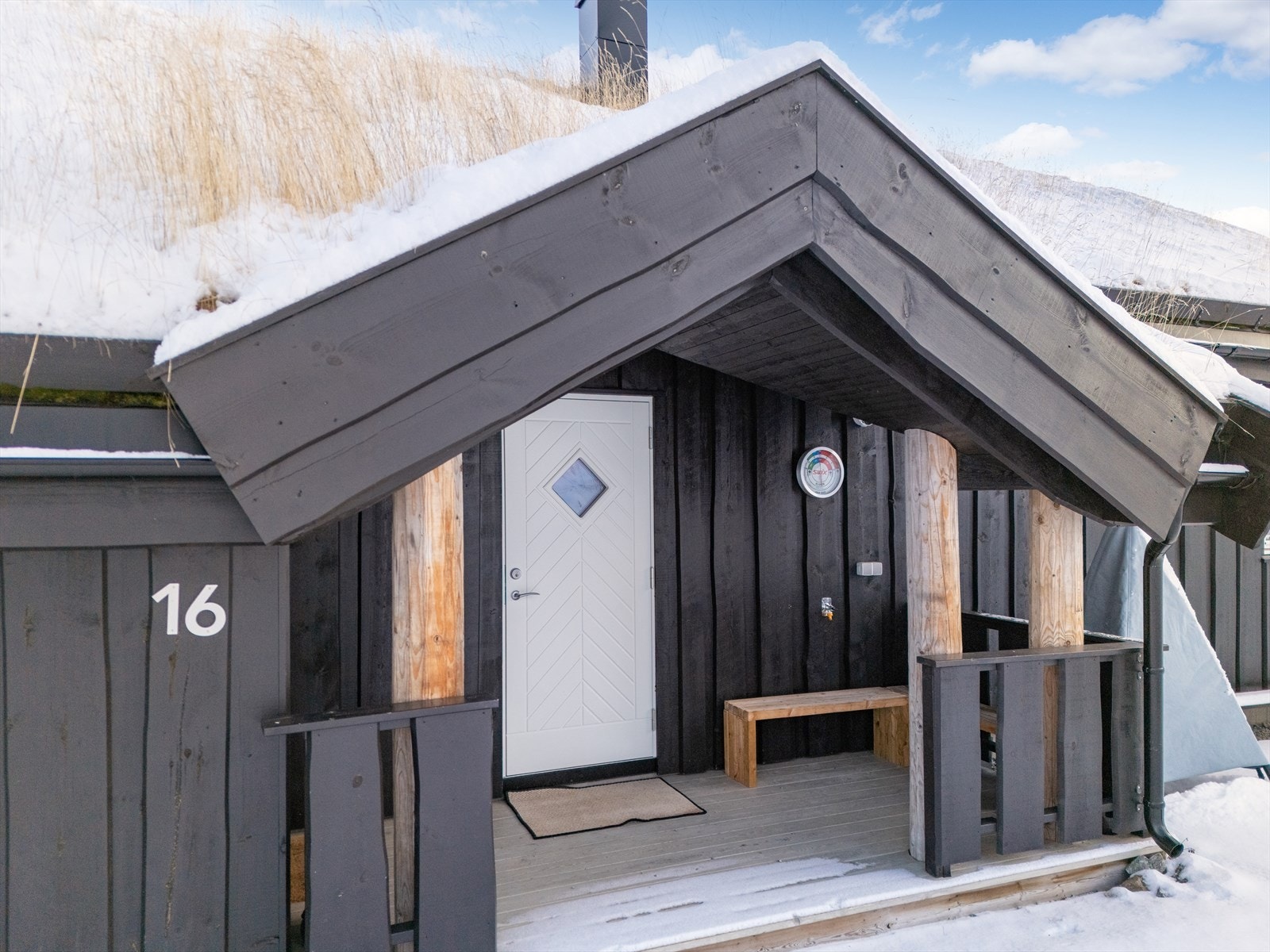 Overbygget inngangsparti med praktisk utvendig bod. Galleribilde