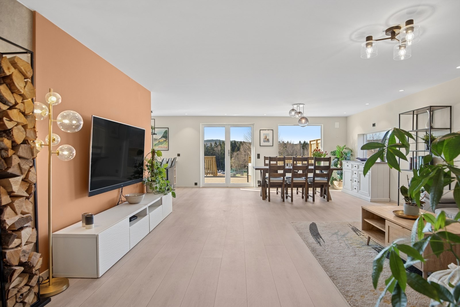 Stuen er romslig med nye overflater og godt med naturlig dagslys. Galleribilde