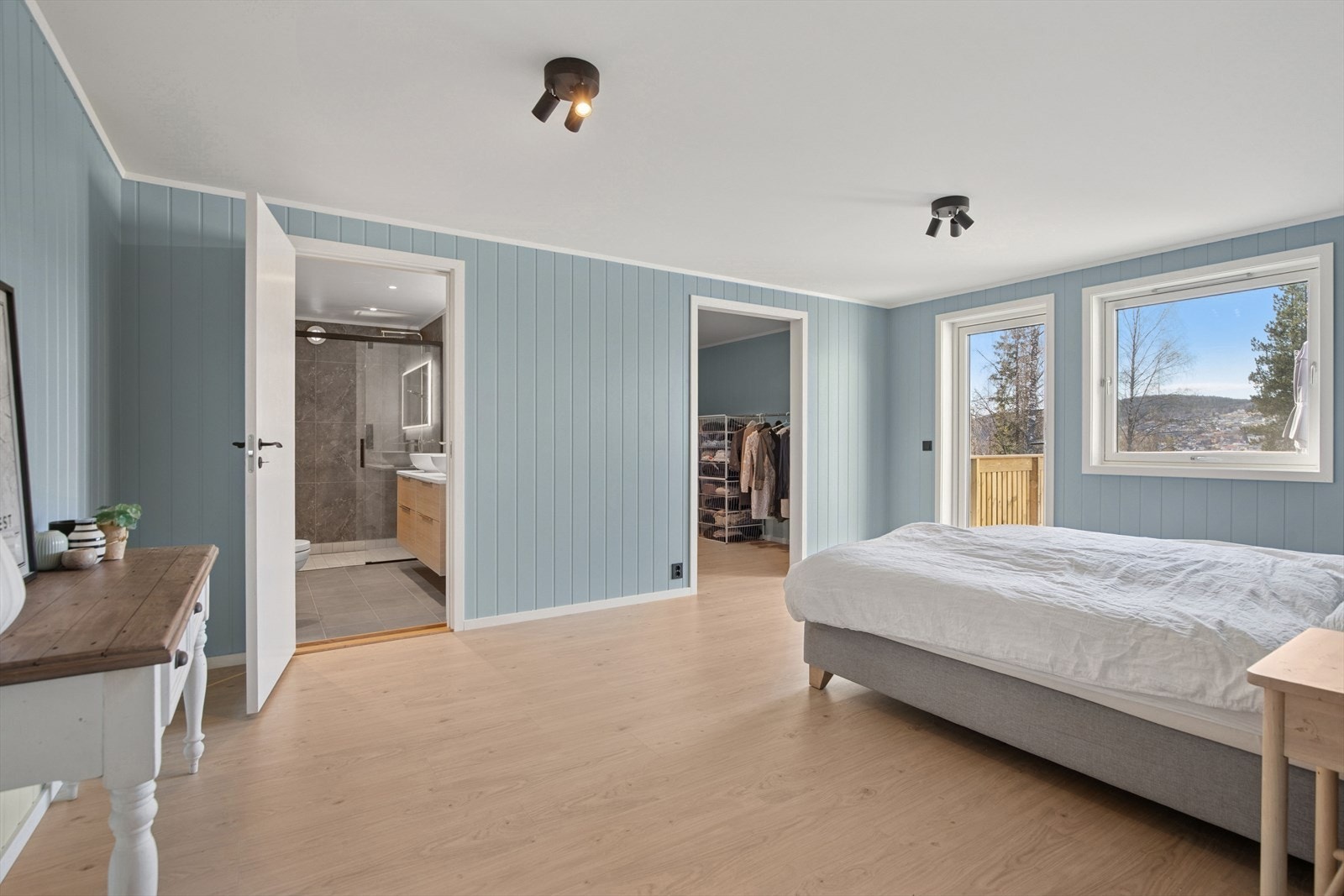 Stort hovedsoverom i tilbygget del fra 2025, med eget bad, garderobe og utgang til terrassen Galleribilde