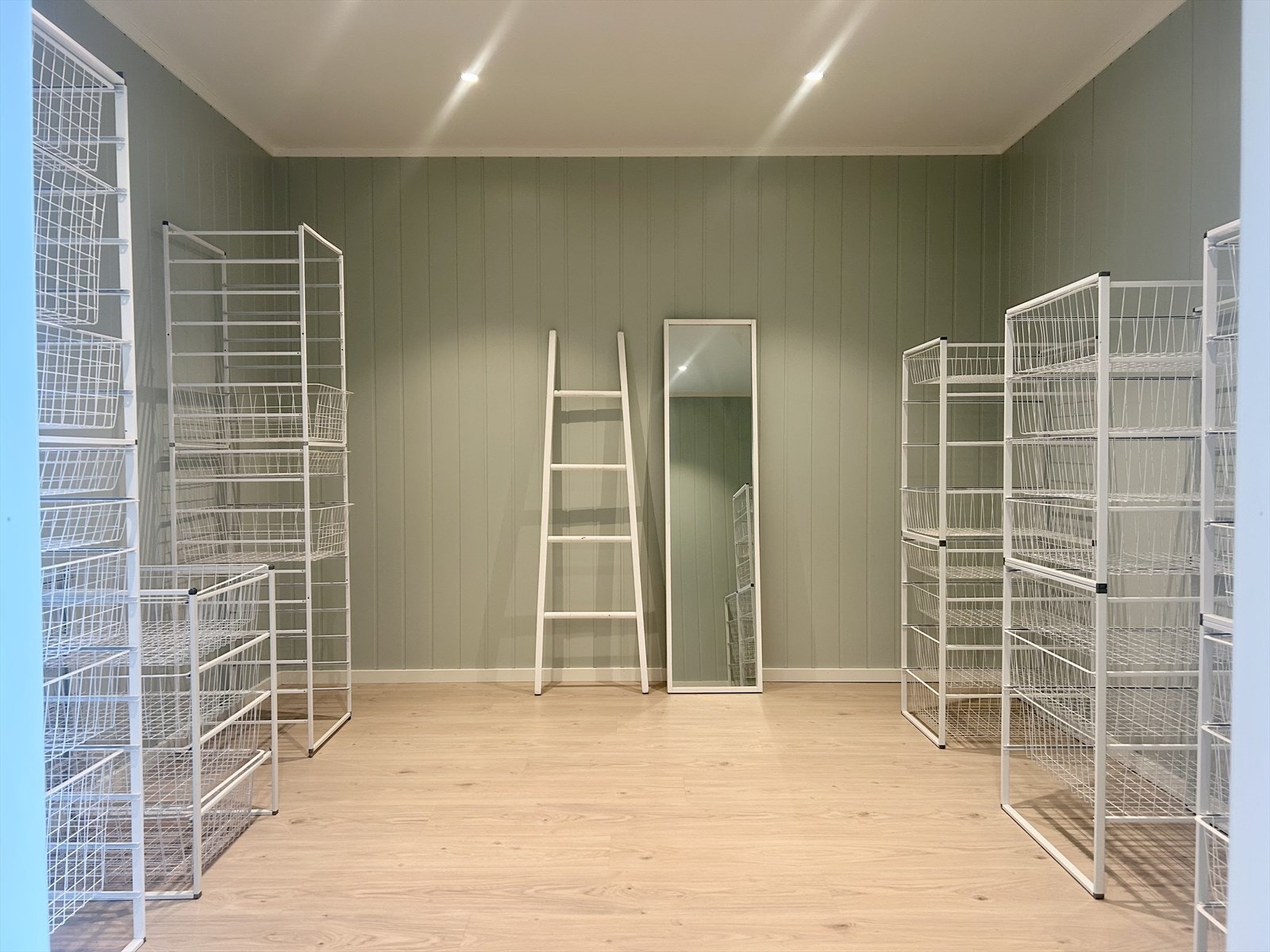 Dette rommet kan du innrede etter eget behov og klesskap på soverommet blir unødvendig. Galleribilde