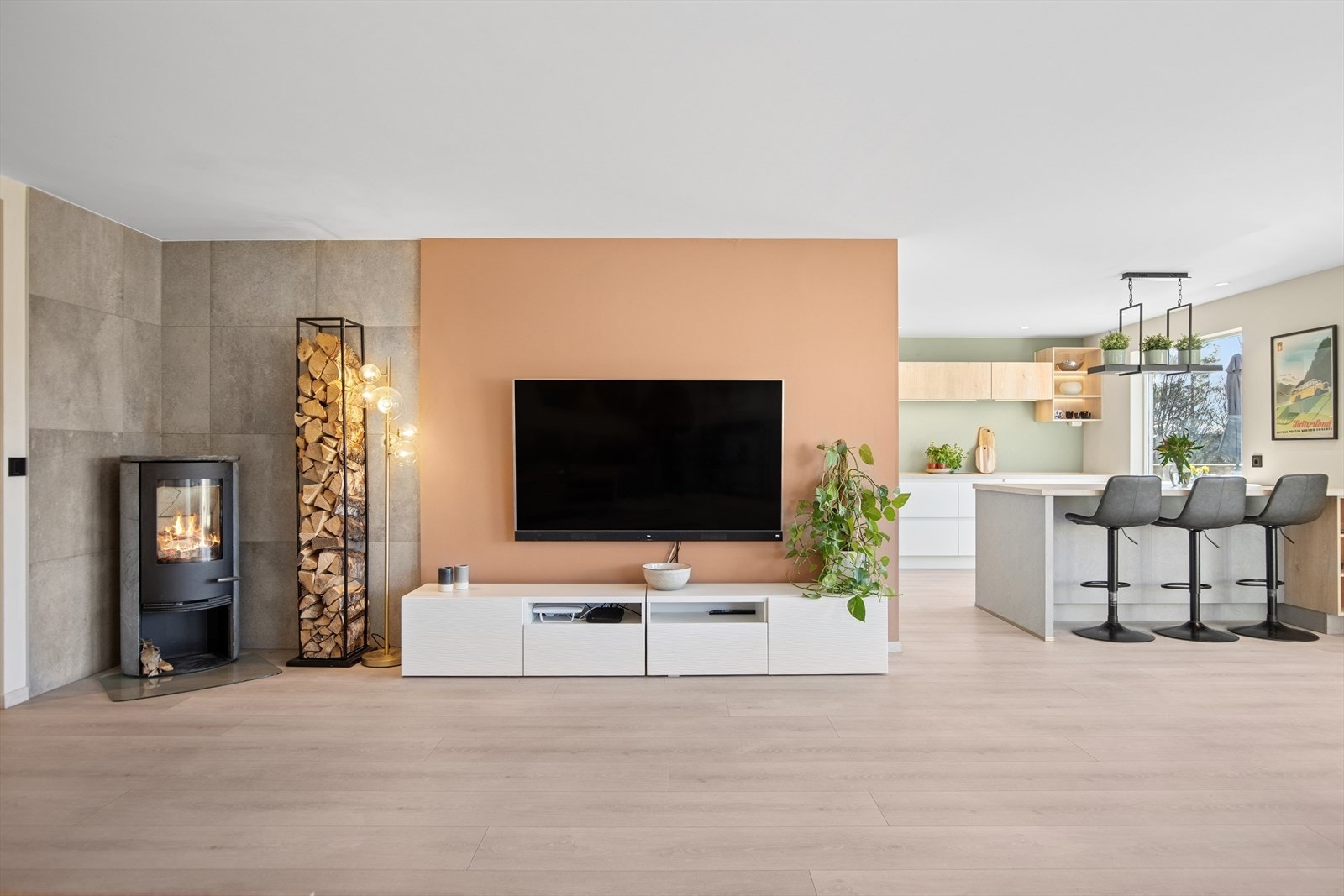 Velkommen inn til et hus med god standard og smakfull stil. Galleribilde