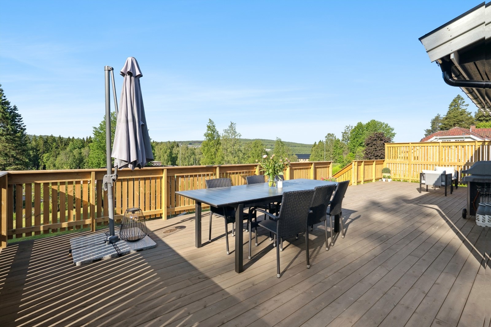 Det er god boltreplass på den 75 m² store terrassen, oppført i 2025 Galleribilde