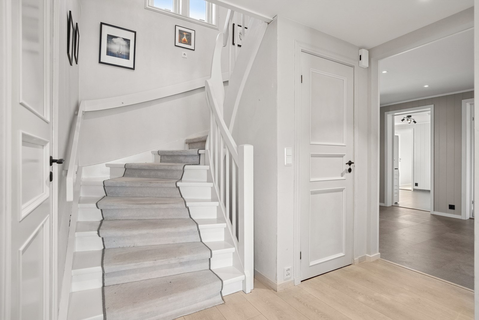 Den staselige trappen viser litt av husets gamle stil. Galleribilde