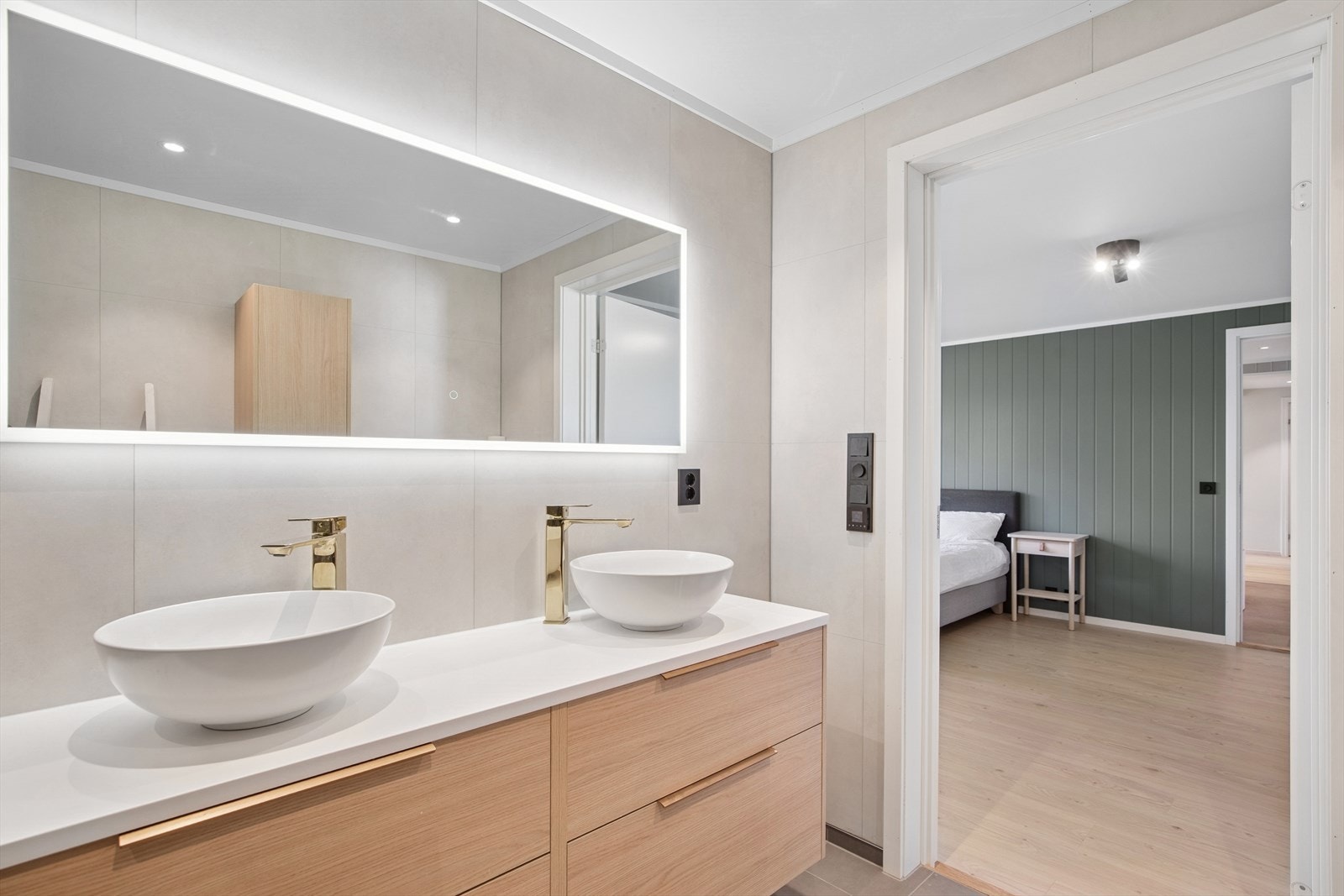 Delikat innredet baderom med innredning fra Foss bad Galleribilde