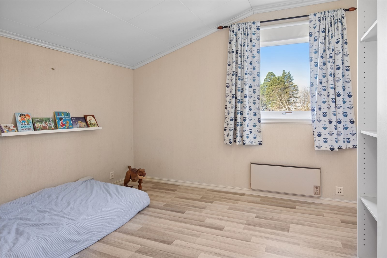 På den ene siden av loftsstuen, i opprinnelig del, ligger det to soverom i denne størrelsen. Galleribilde