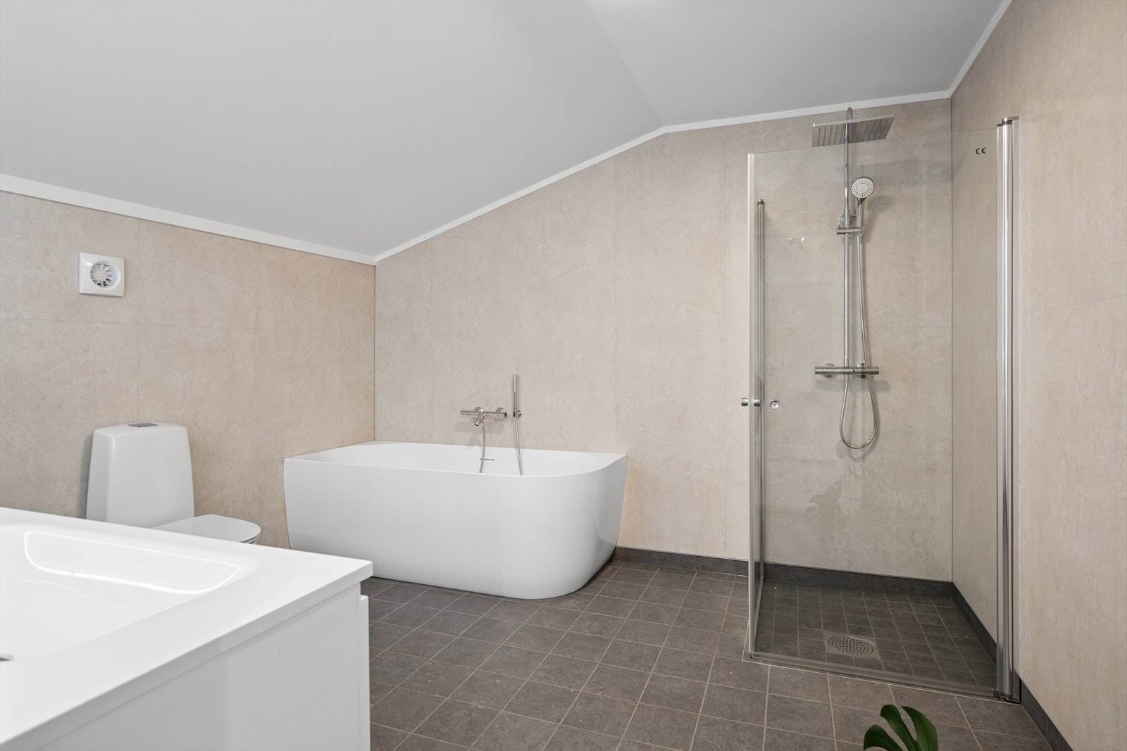 Nytt bad fra 2025 i 2. etasje. Praktisk innredet med både dusjhjørne og badekar Galleribilde