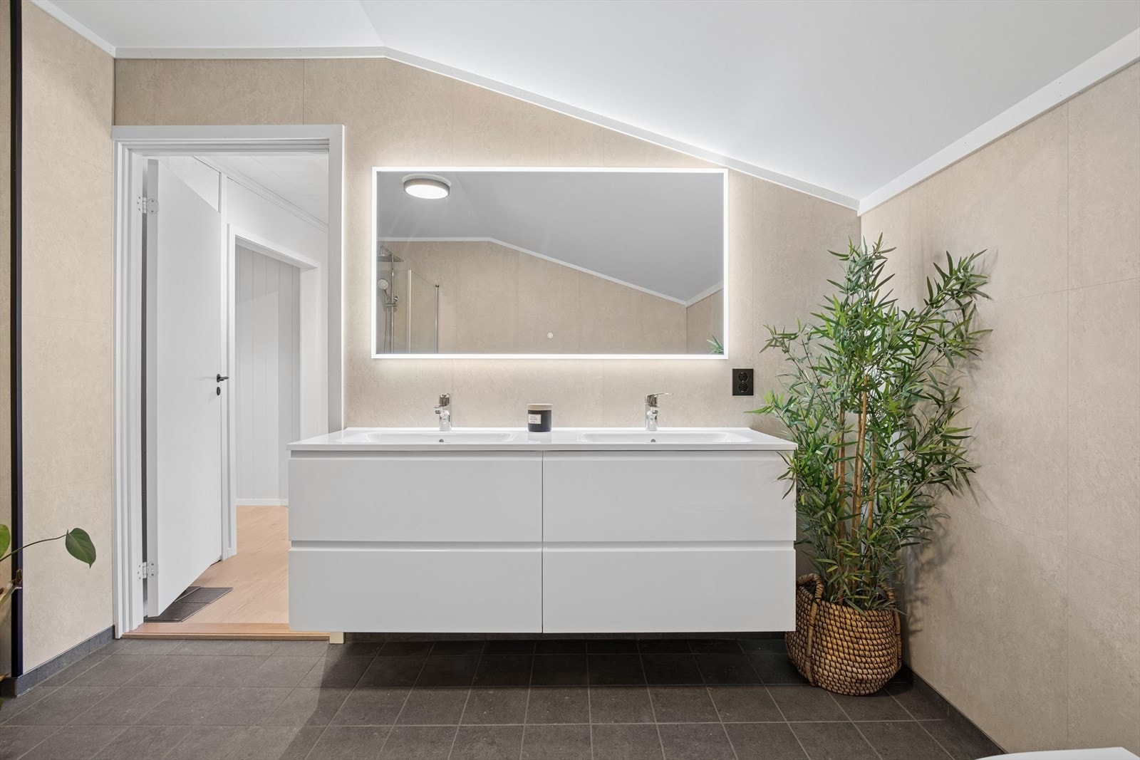 Praktiske løsninger som dobbelservant og speil med integrert lysramme Galleribilde