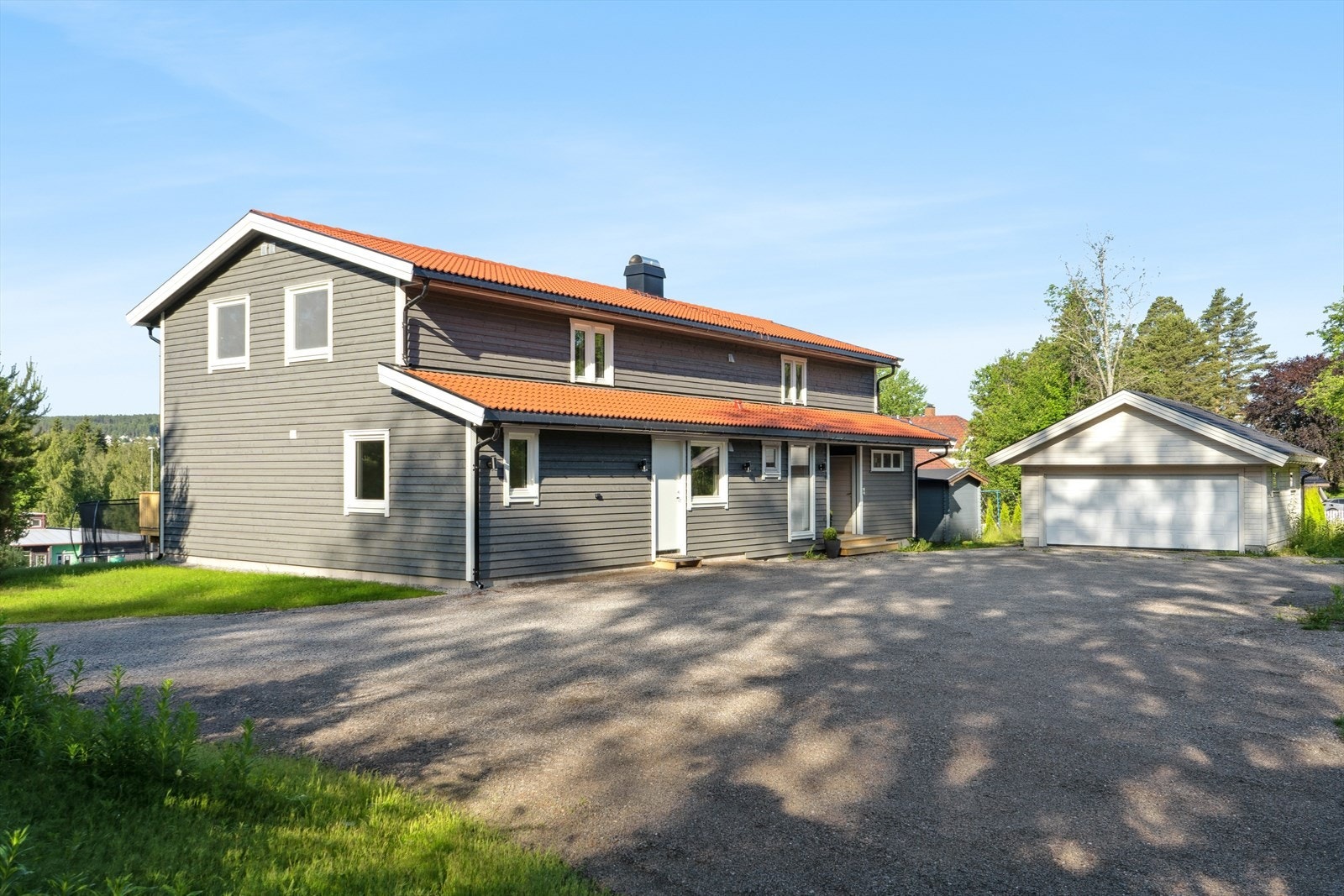 Den venstre halvdene utgjør tilbygget og det meste i den eldre delen er rehabillitert. Det er nytt tak på hele bygningen Galleribilde