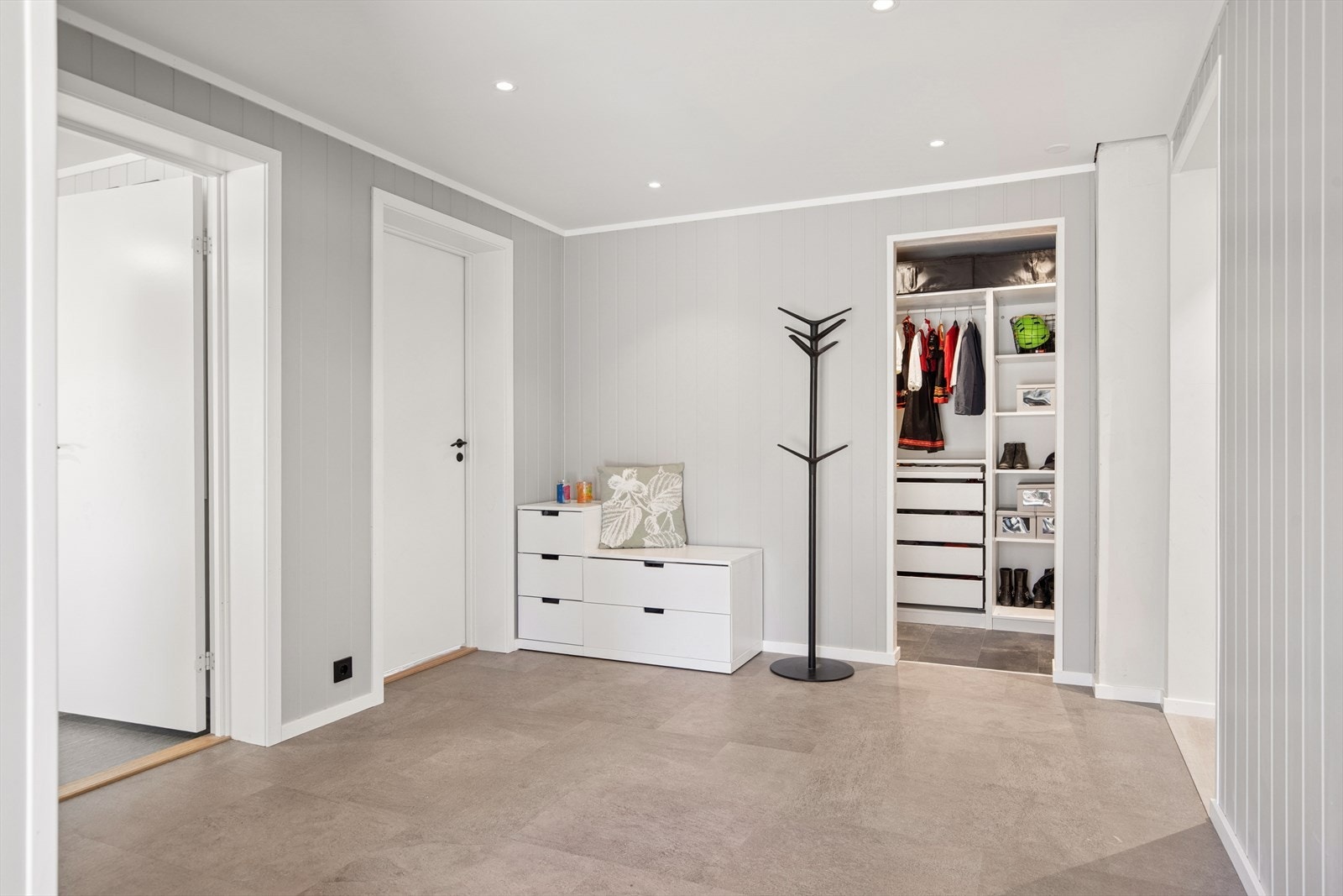 Romslig gang mellom tilbygget del og opprinnelig del. Praktisk walk-in-garderobe Galleribilde