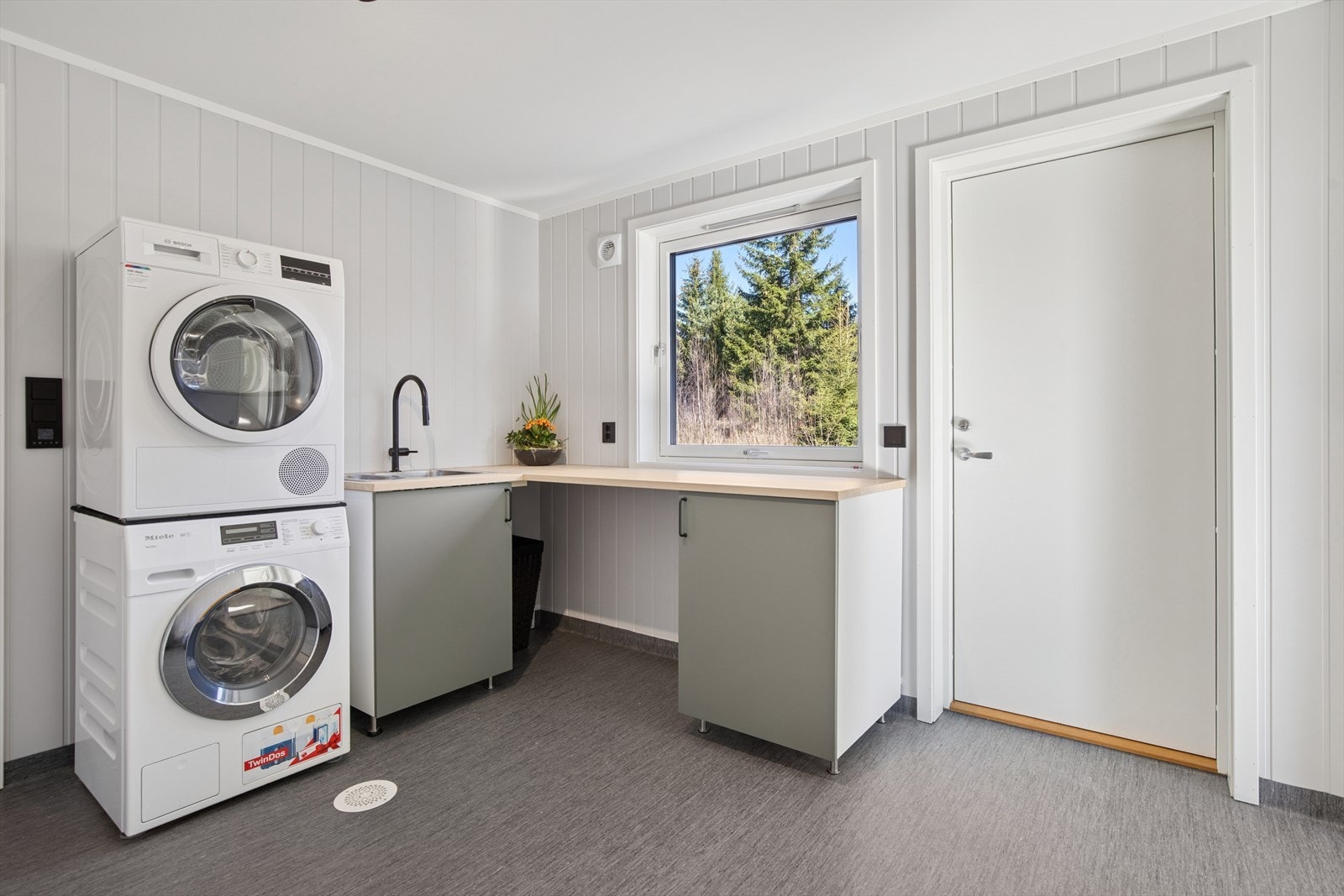 Det er egen inngang til vaskerommet og det er god plass til å tørke klær. Galleribilde