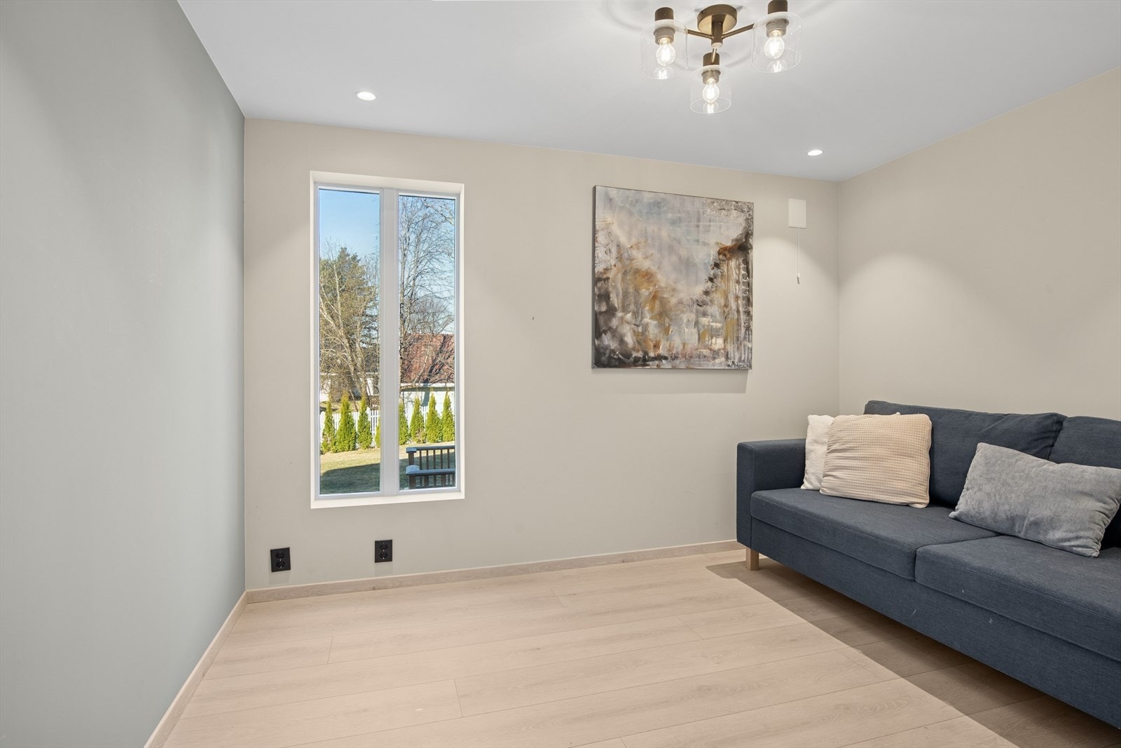 Opprinnelig del av stuen er skilt av med "flytende" lettvegg, som danner praktisk lekerom, kontor eller gjesterom. Galleribilde