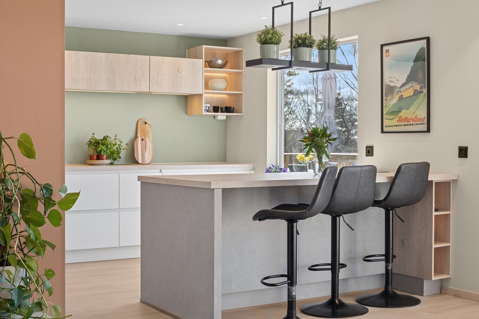 Stilig og familievennlig barløsning mellom stuen og kjøkkenet Galleribilde