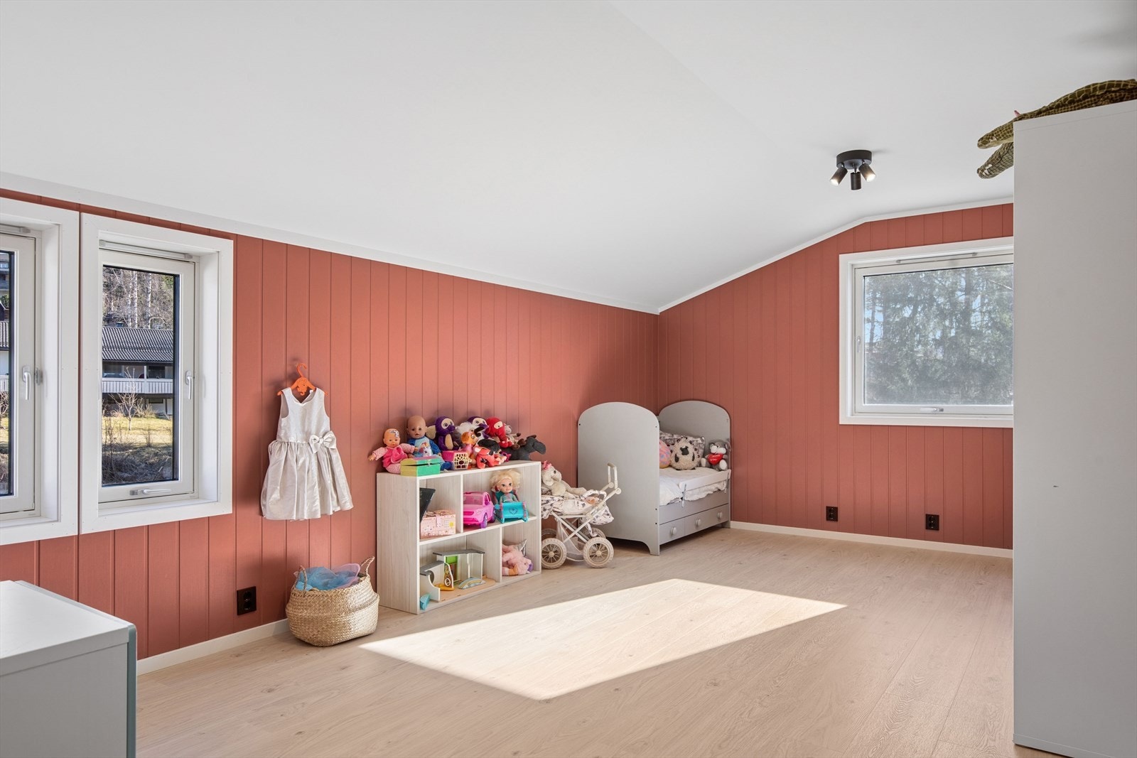 Det er integrert myggnetting på de største soveromsvinduene Galleribilde