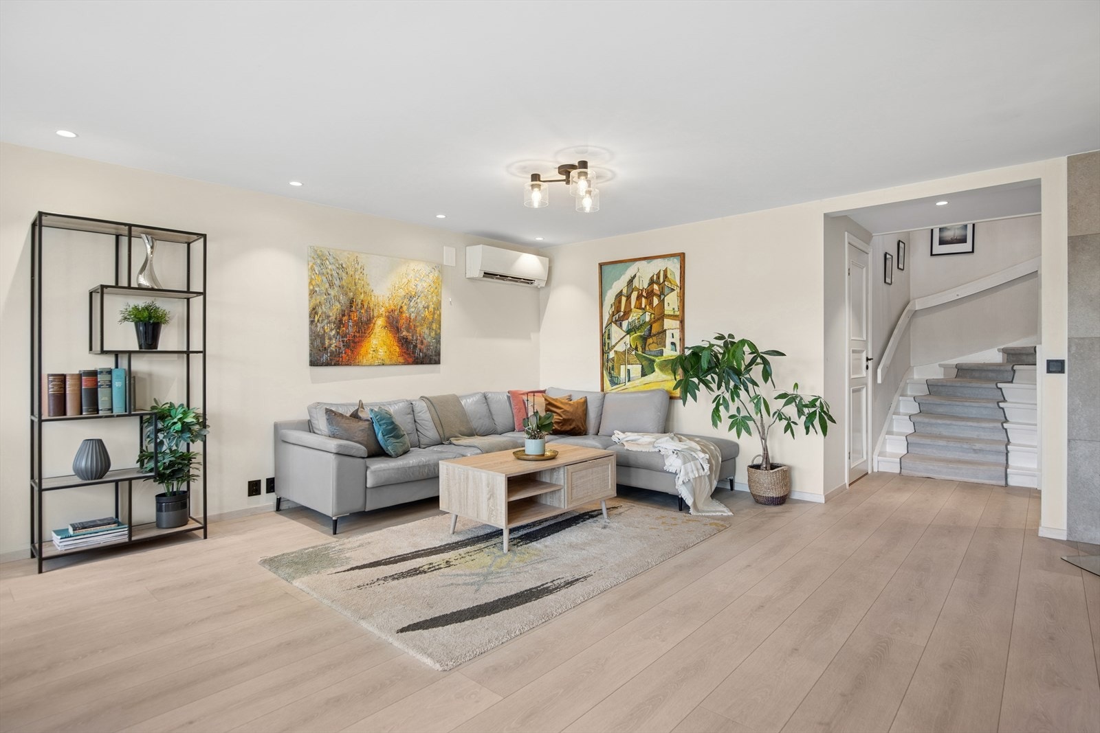 Det er både varmepumpe og vedfyring i stilig peisovn i stuen Galleribilde