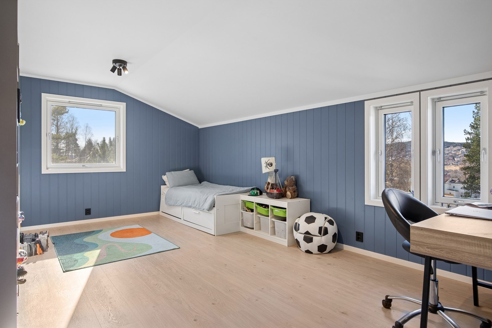 På rommene er det god plass til både seng, skrivepult, sofa og TV- møbel Galleribilde