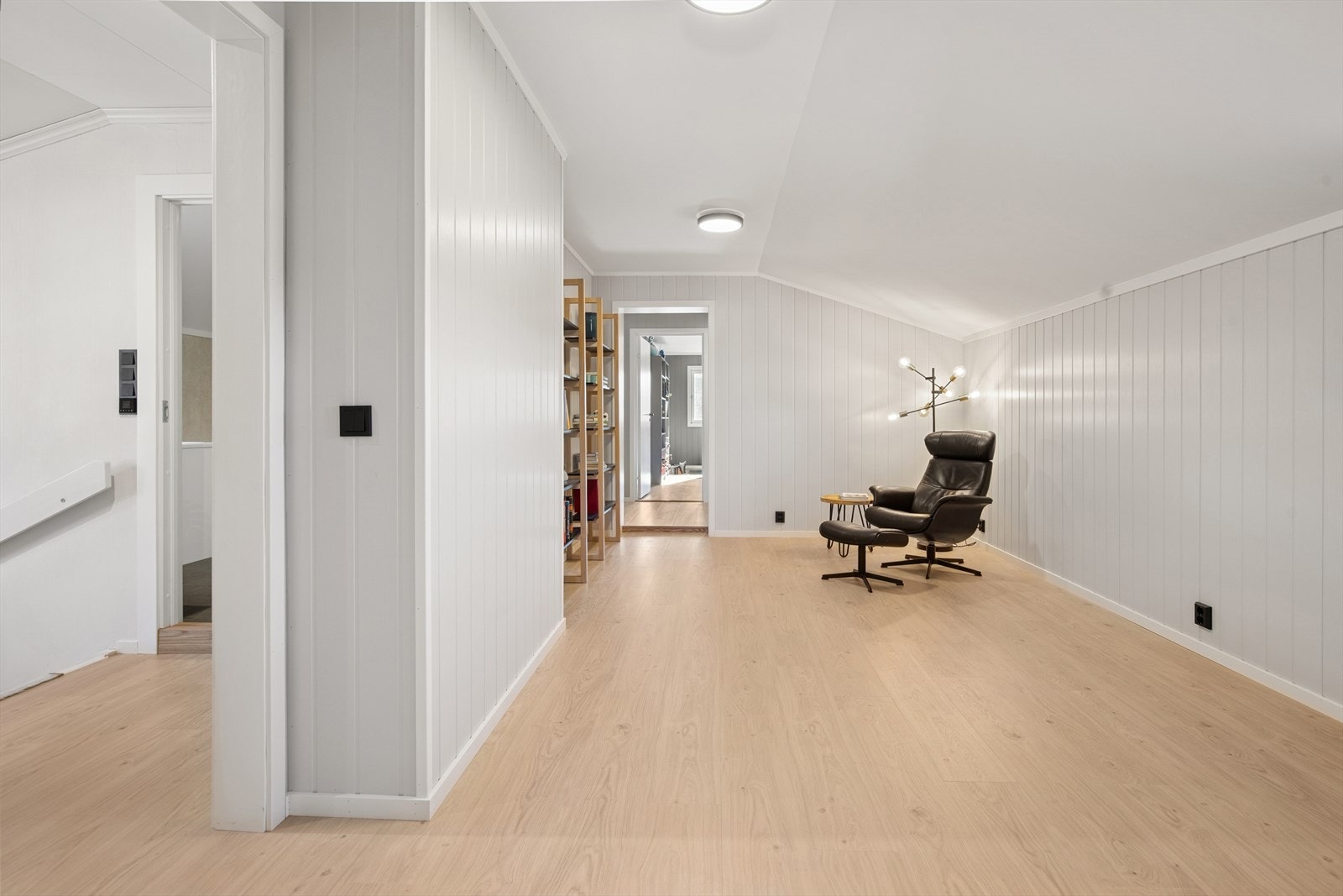 Stuen i 2. etasje utgjør et kjærkomment ekstra oppholdsareal for en stor familie. Galleribilde