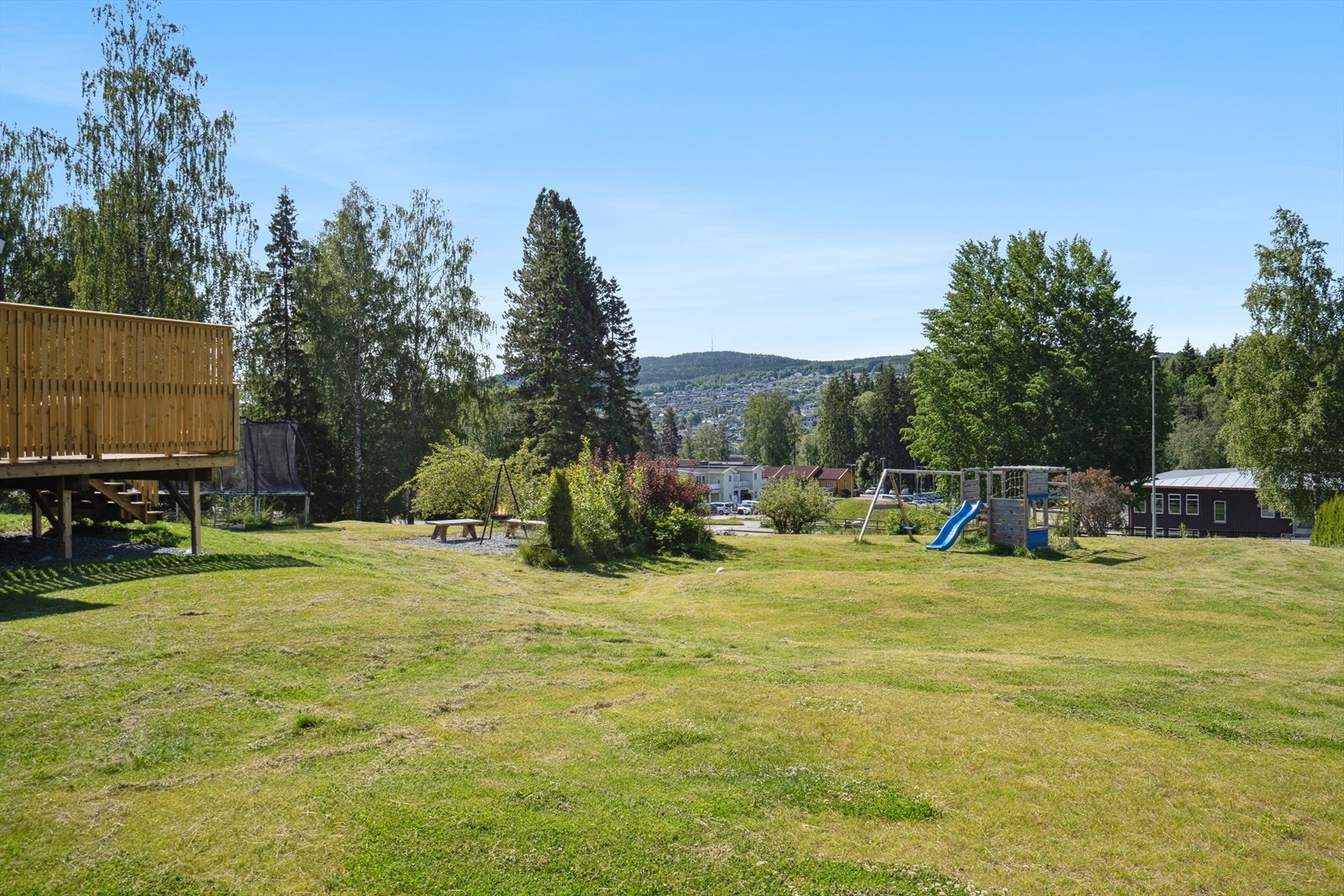 Den store tomten på 5 mål har sol fra morgen til kveld og er et eldorado for liten og stor. Galleribilde