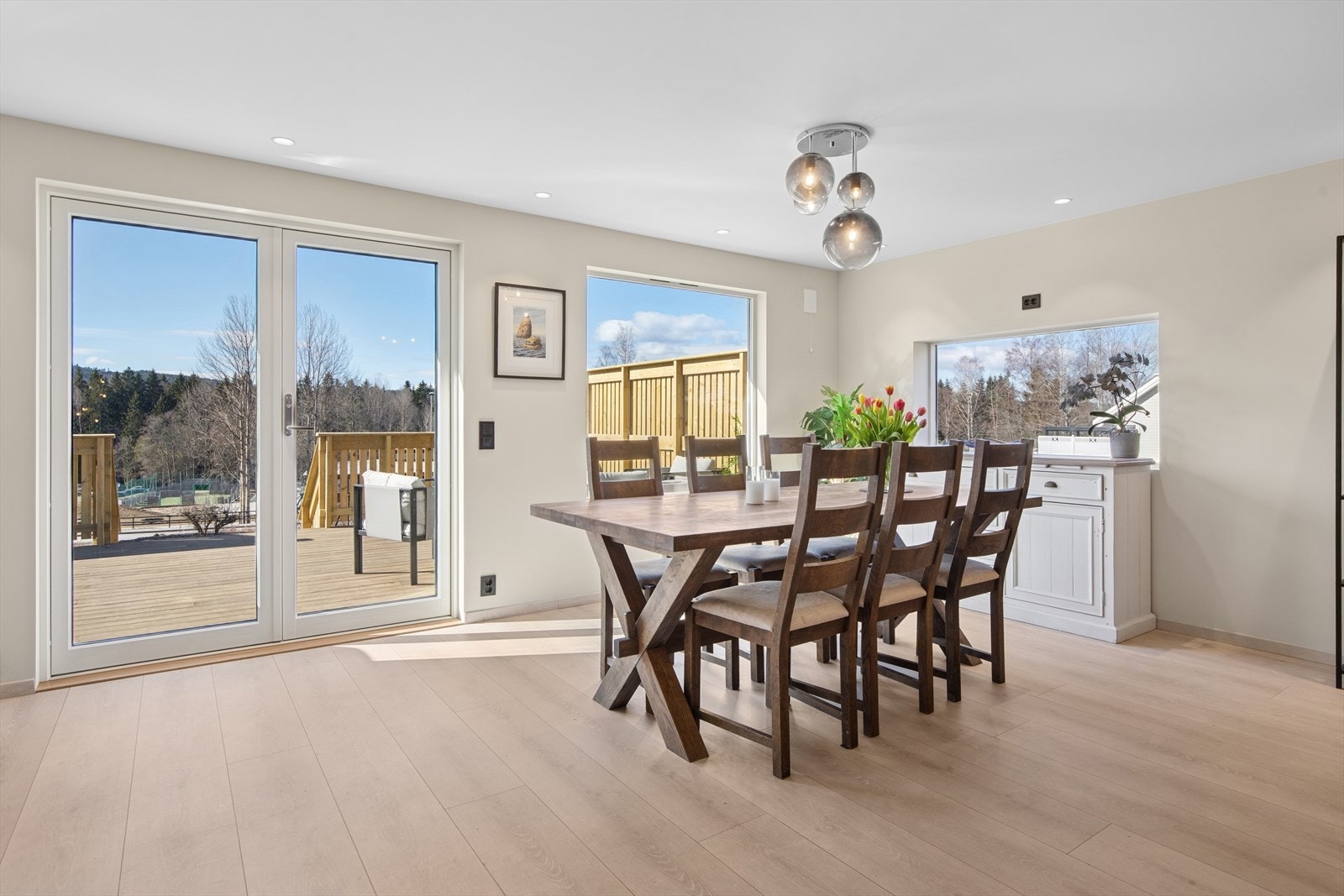 Det er god plass til en stor spisegruppe så hele familien kan samles Galleribilde