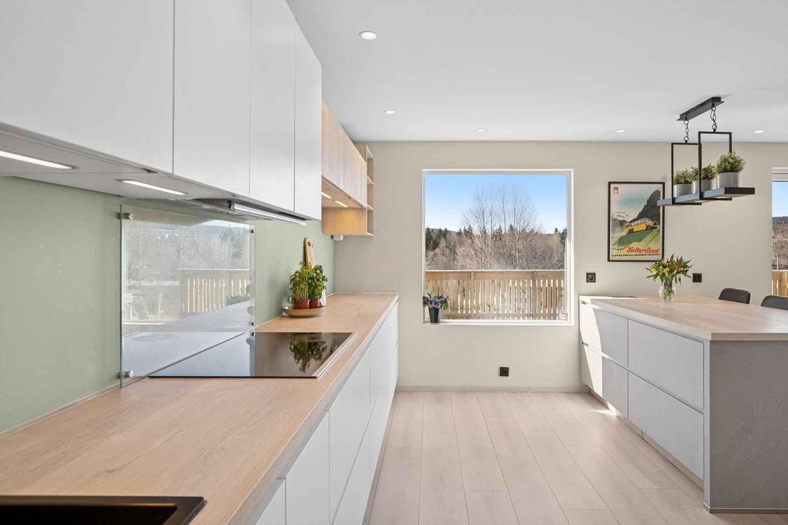 Lekker kjøkkeninnredning fra Keo som har rikelig med skap- og benkeplass. Galleribilde