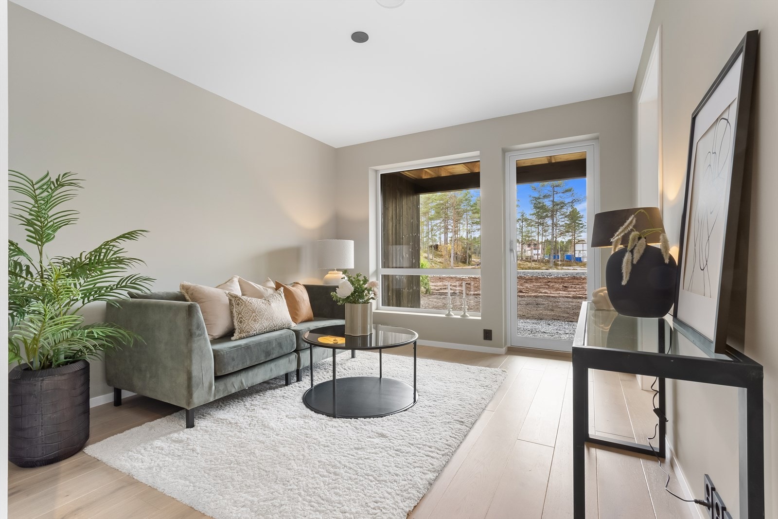 I første etasje finnes en egen TV-stue med utgang til hagen. Galleribilde