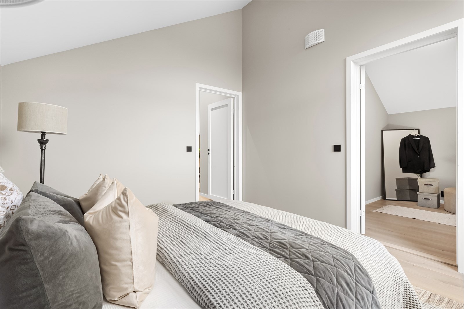 Den gode takhøyden og de lyse overflatene gir et romslig og luftig sted å trekke seg tilbake. Galleribilde