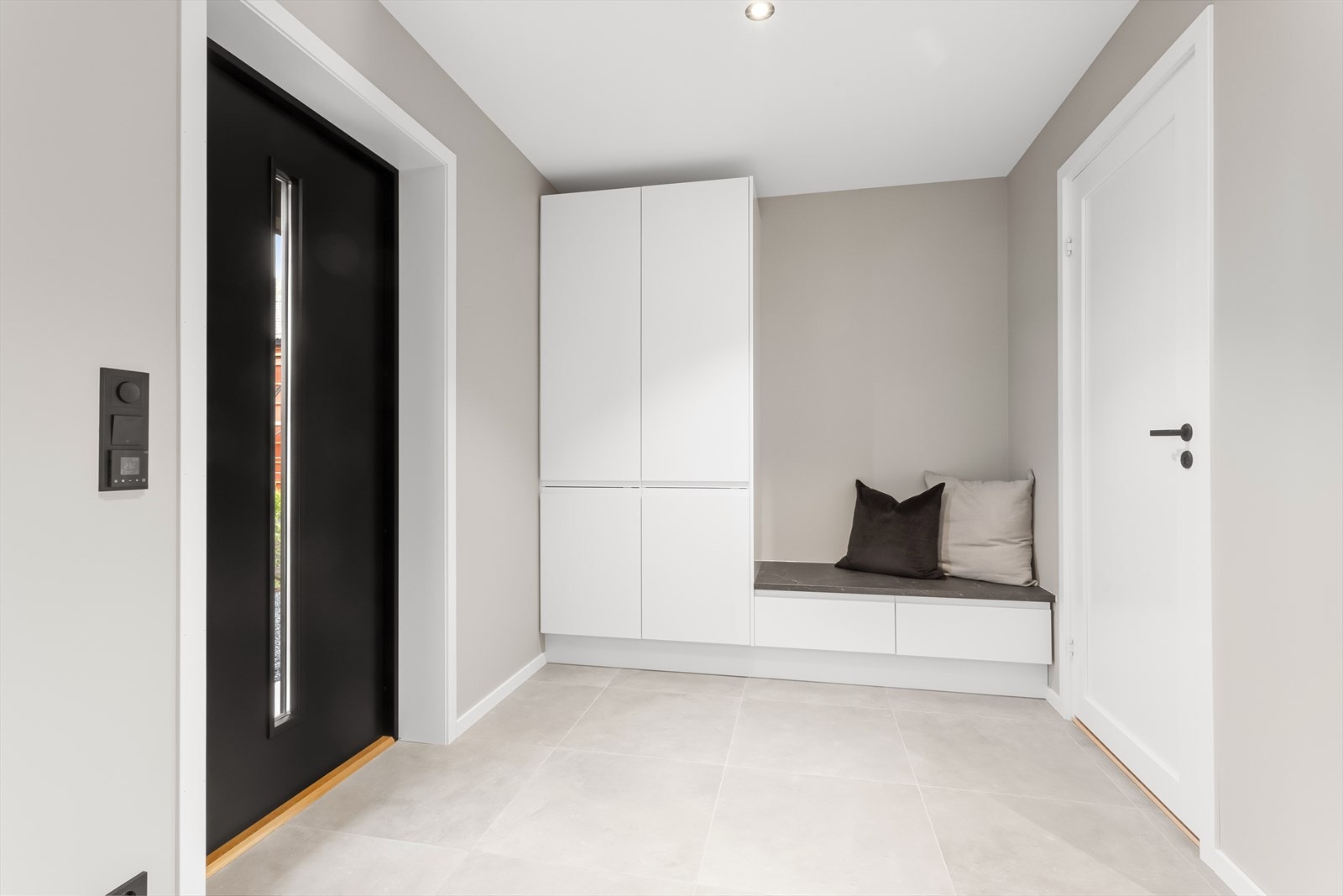 Det er gode oppbevaringsmuligheter i en praktisk garderobeløsning, som byr på både oppheng, skuffer og sittebenk. Galleribilde