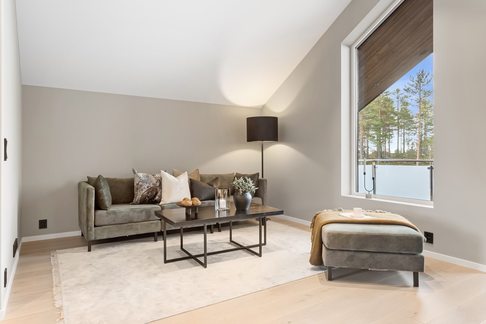 Stuen har god plass til møblering av både sofa- og spisegruppe. Galleribilde