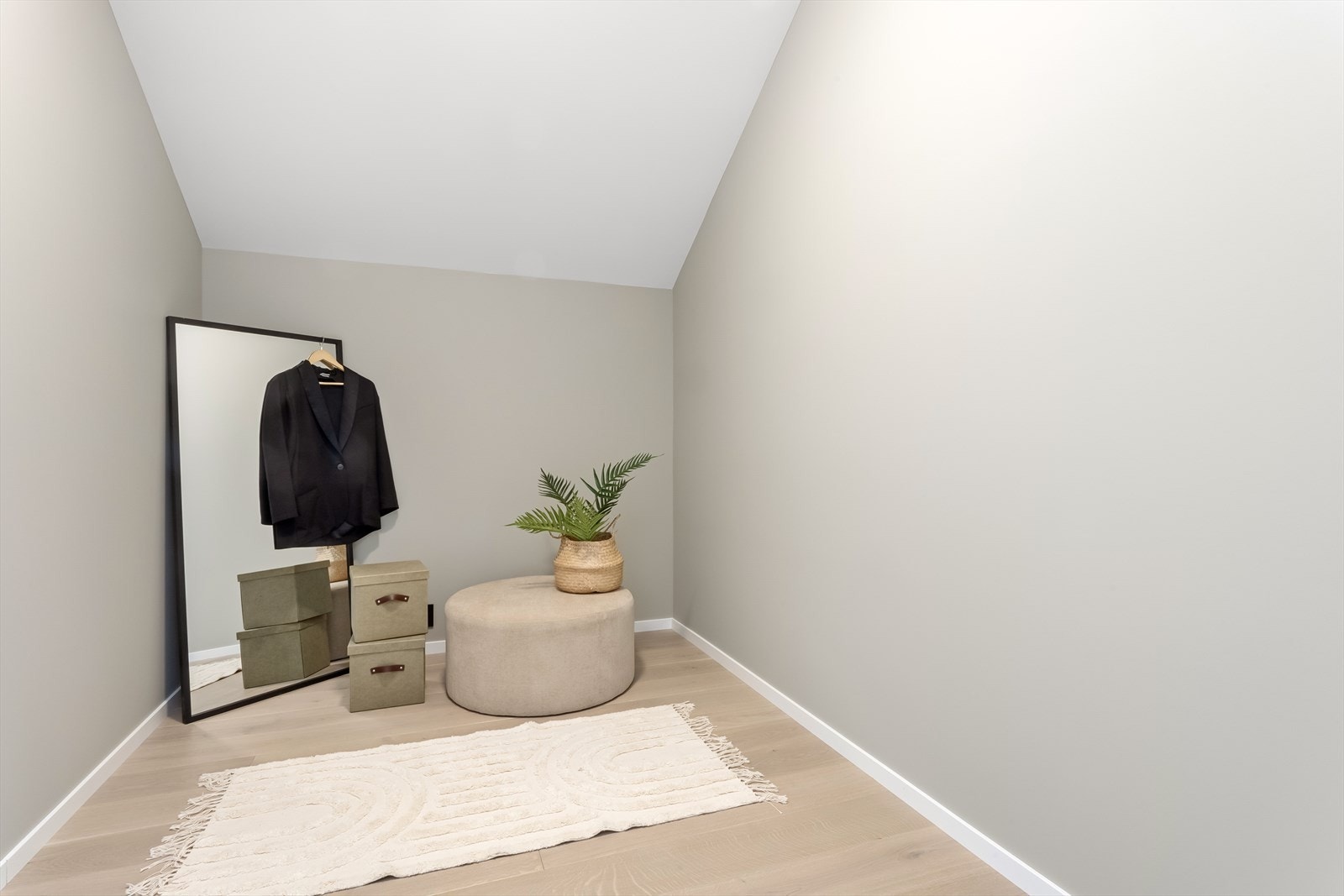 Fra rommet har man også tilgang til et eget garderoberom som gir rikelig med plass til oppbevaring. Galleribilde