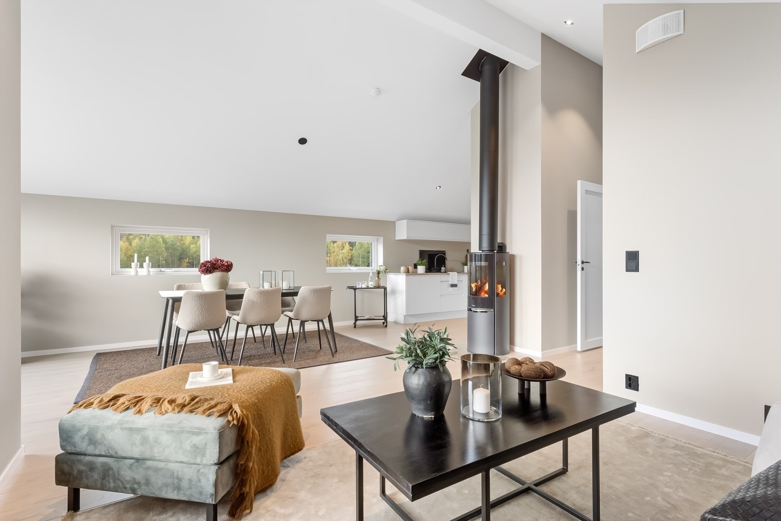 Boligen har en åpen stue- og kjøkkenløsning. Galleribilde