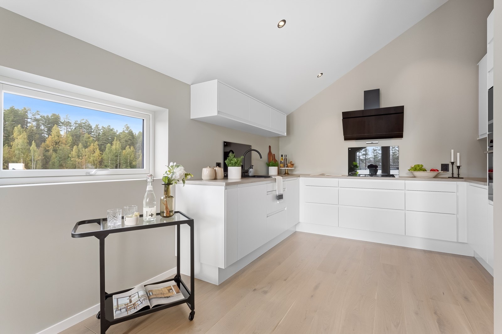 Innredningen byr også på gode arbeidsflater og godt med oppbevaringsplass i skuffer og skap. Galleribilde