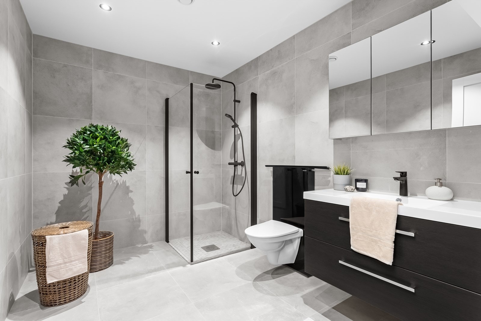 Badet er lekkert, og utført med moderne farge- og materialvalg. Det er fliser på gulv og vegger, samt varmekabler i gulv. Galleribilde