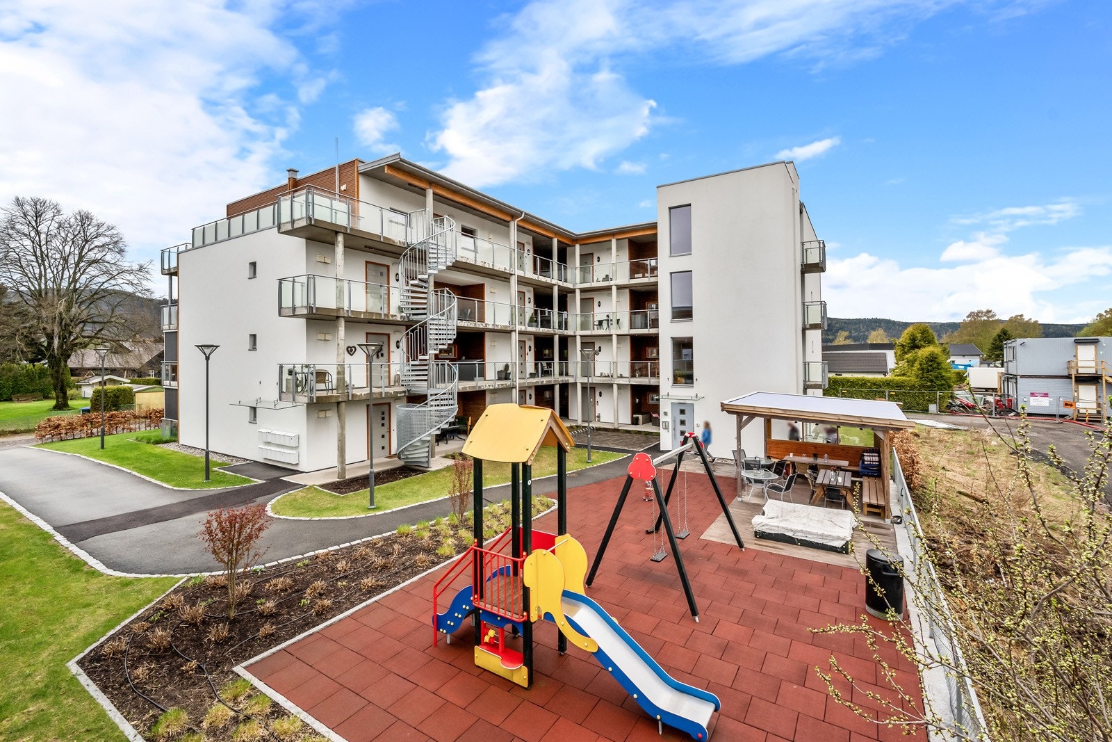 Fellesområder er opparbeidet og velholdt med gangstier, parkeringsplasser og felles uteareal med lekeplass og felles utemøbler. Galleribilde