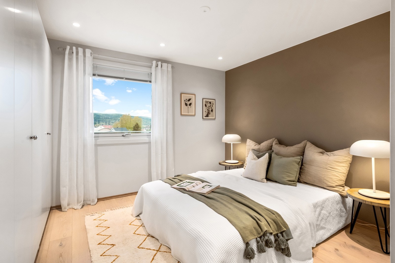 Leiligheten har 2 soverom, dette har plass til dobbeltseng og nattbord. Her er det stor garderobe med god plass til innredning. Galleribilde