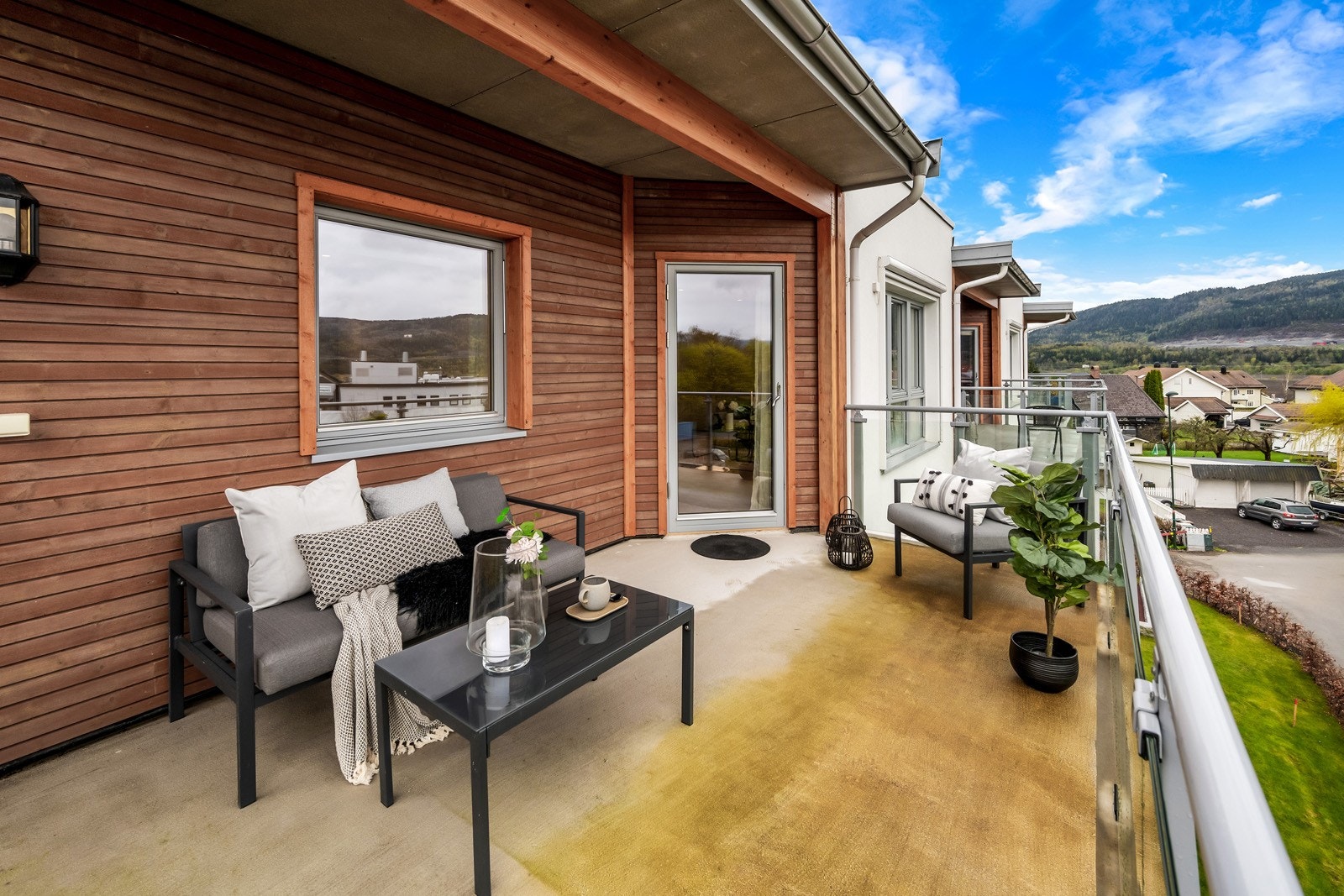 Her er det god plass til både sittegruppe og grill - perfekt for hyggelige sommerdager. Galleribilde